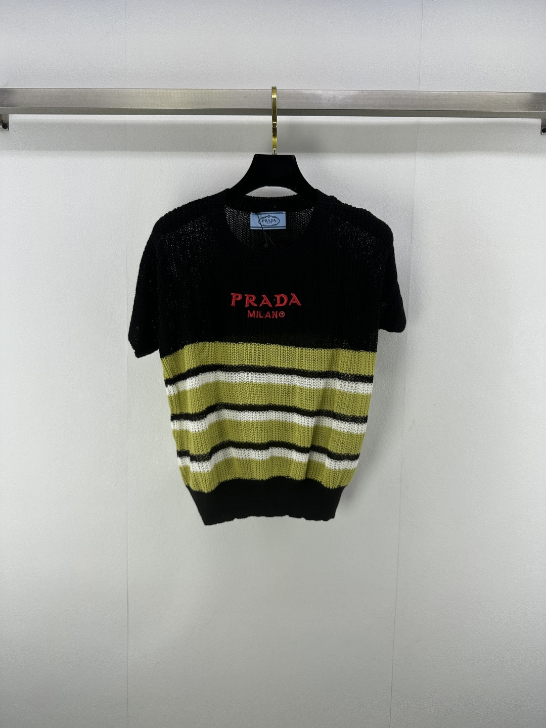 NO:457460,New details on Prad* 25 New summer knitted round neck logo hollow short sleeves Classic brand letter logo contrast jacquard decoration Regular version hollowing comfortable and breathable Daily matching is not picky 1 color 3 code SML, prada, T-shirt, alexander wang19860909Prad*上新细节 25 夏季新款针织圆领logo镂空短袖 经典品牌字母logo撞色提花装饰 常规版型 镂空舒适透气 日常随意搭配不挑人 1色3码SML,,prada,T-shirt,alexander wang,Women's clothing