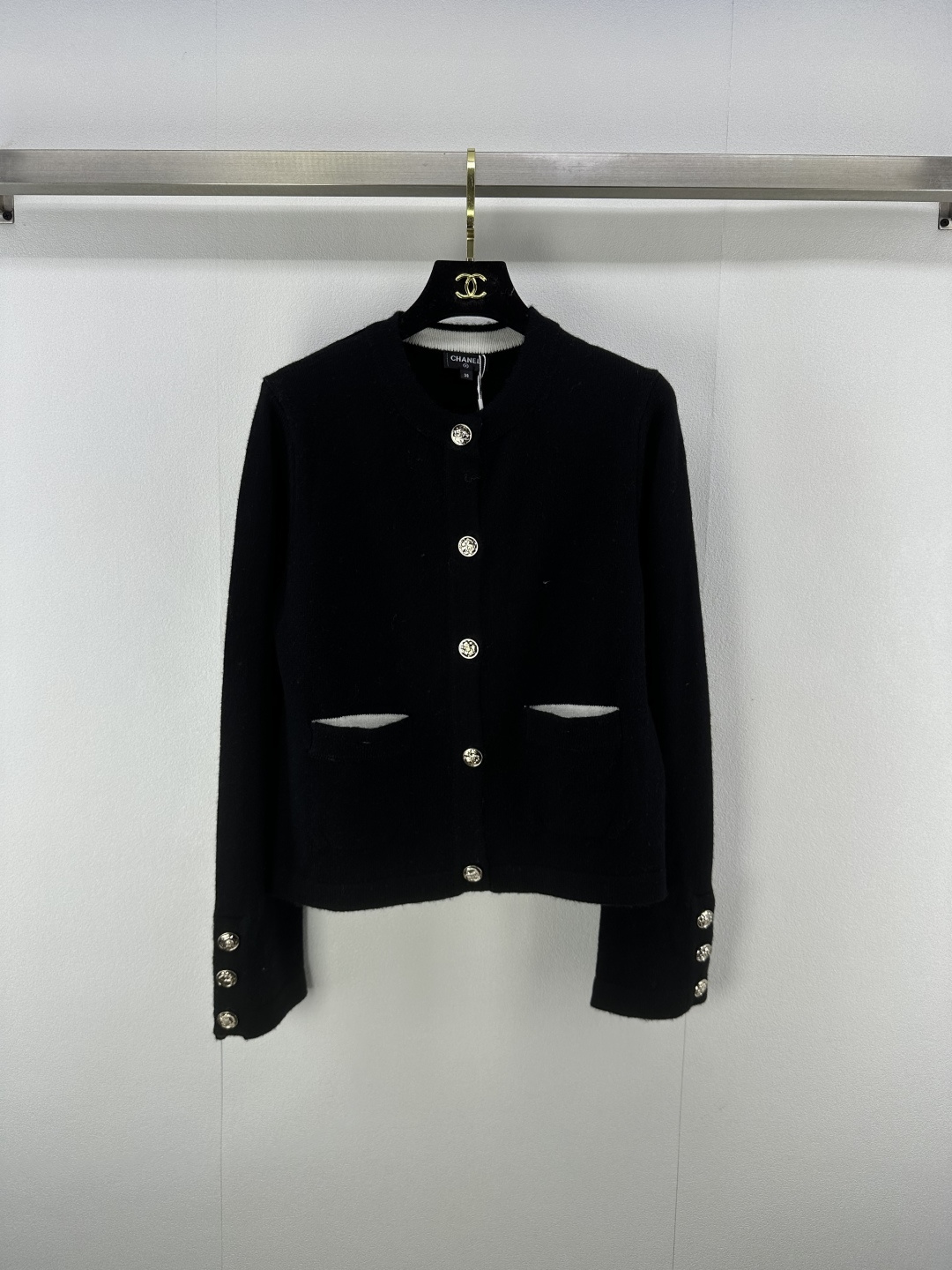 NO:457442,Chane *New details 25 New summer round neck knitted cardigan Customized YB cashmere yarn woven texture high-quality comfortable round neck long-sleeved knitted cardigan cut Just the right shoulder and neck skin exposure, slim and elegant Inner contradictory treatment of the front closure and pocket edges embroidered mold engraved round buckle Rich visual effect Back embroidered flower border letter logo lace decoration The upper body shows the light luxury and fashionable temperament, single layering is available, the first choice for fashionable outfits in autumn and winter 3 colors 3 codes SML, chanel, alexander wang19860909Chane *上新细节 25 夏季新款圆领针织开衫 定制YB羊绒纱线织造 质感高级舒适 圆领长袖针织开衫剪裁 恰到好处的肩颈露肤度 显瘦又优雅 前襟和口袋边缘内侧撞色包边处理 点缀开模印刻圆扣 丰富视觉效果 后背刺绣花边框字母徽标蕾丝装饰 上身尽显轻奢时髦气质 单穿叠穿均可 秋冬时尚穿搭首选 3色3码SML,,chanel,alexander wang,Women's clothing