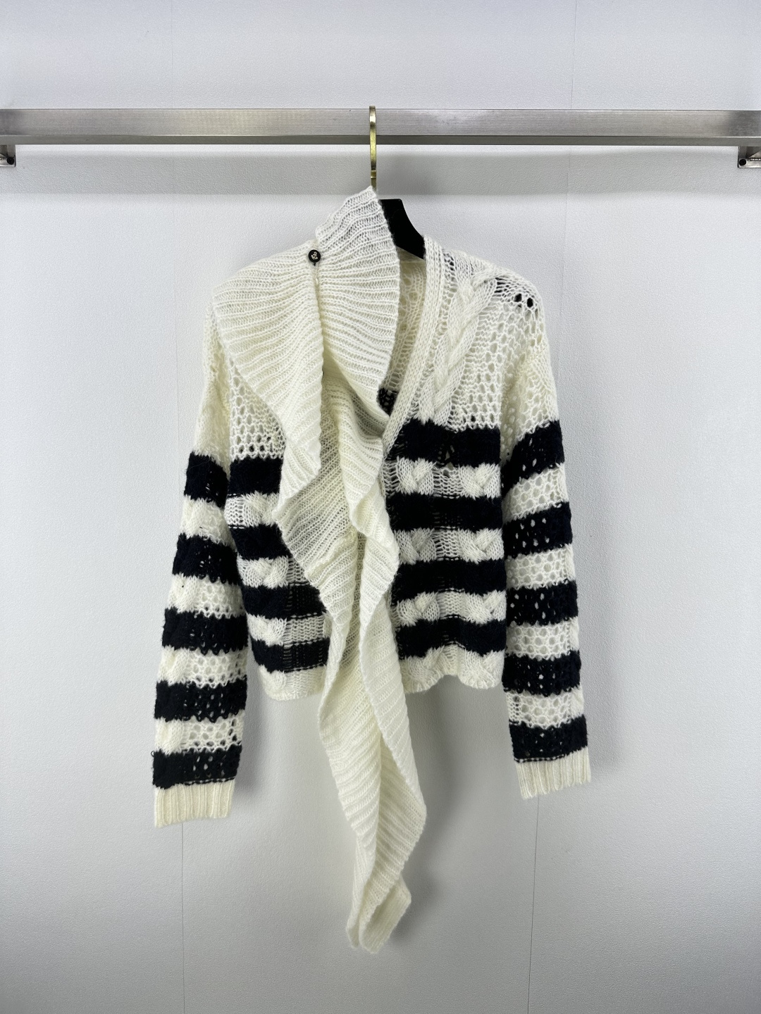 NO:458007,Dio* New Details 25 Early autumn new product streamer ruffle cardigan positioning pleated lace craftsmanship can be detached and multi-purpose, and the classic striped style makes it look slim and tall!  The retro palace style can be sweet or salty, and the upper body is so beautiful that I have no friends!  It has its own elegant and gorgeous feeling!  White, rich and beautiful must-have 1 color, 3 codes SML, dior, alexander wang19860909Dio*上新细节 25 早秋新品飘带荷叶边开衫定位褶皱花边工艺可拆卸多用途,经典条纹版型显瘦又高挑！复古宫廷风可甜可盐气质上身美到没朋友！自带优雅华丽感！白富美必入 1色3码SML,,dior,alexander wang,Women's clothing