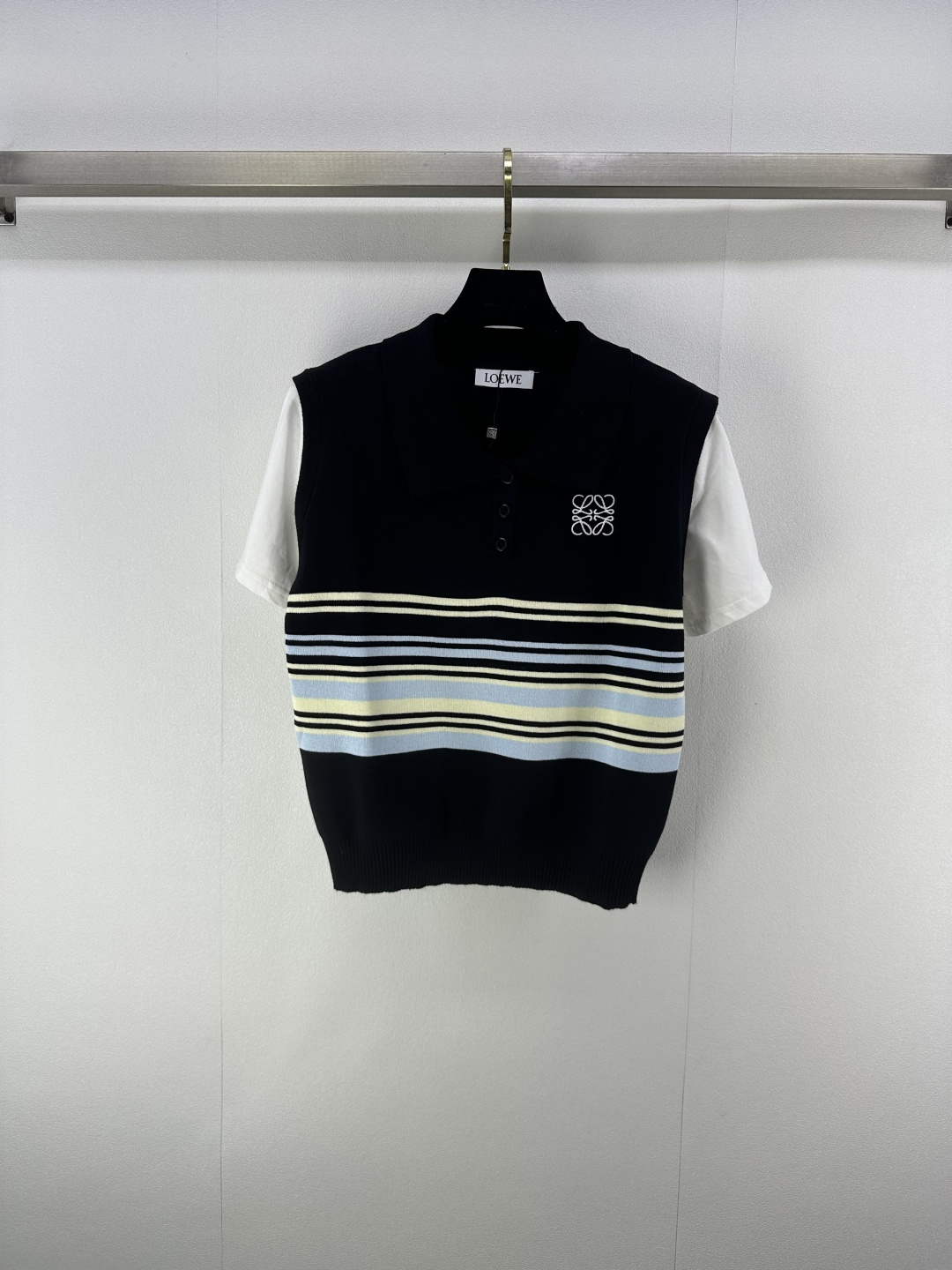 NO:459444,New details on Loew* 25 New autumn lapel short sleeves, spliced ​​shirt cuff design, logo embellishment and embellishment, highlighting the high-end feeling of outfits, showing the relaxed tone. The first choice for fashionable outfits in all seasons!  3 color 3 code SML, loewe, T-shirt, alexander wang19860909Loew*上新细节 25 秋季新款翻领短袖 拼接衬衣袖口设计 logo徽标点缀修饰 凸显穿搭高级感 尽显松弛调性 四季时尚穿搭首选！ 3色3码SML,,loewe,T-shirt,alexander wang,Women's clothing