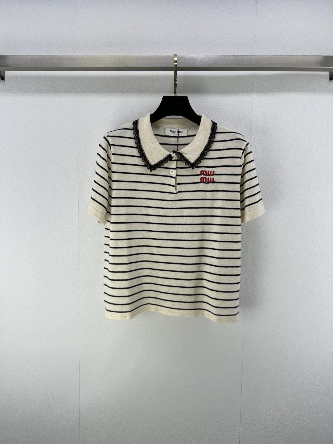 NO:459452,Miumi* new details 25 Autumn new knitted lace lapel contrasting lace striped short sleeves Fashionable temperament exquisite logo logo full of sweet temperament, versatile and not picky 2 colors 3 size SML, miumiu, T-shirt, alexander wang19860909Miumi*上新细节 25 秋季新款针织蕾丝翻领撞色花边条纹短袖 时髦气质款 精致徽标logo 气质甜美感爆棚 百搭不挑人 2色3码SML,,miumiu,T-shirt,alexander wang,Women's clothing