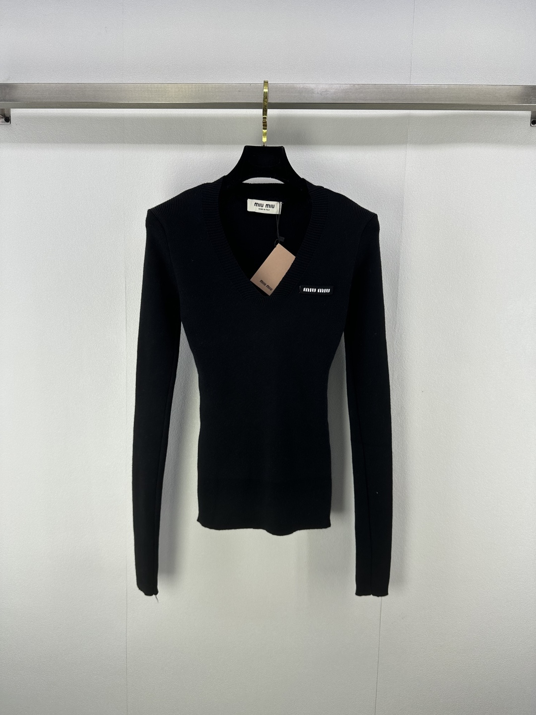 NO:459356,Miumiu* New details 25 Autumn new V-neck long-sleeved positioning jacquard logo. A huge age-reducing item is OK to wear inside and outside. The upper body looks very good, and the fabric is soft and comfortable, quite skin-friendly. 3 colors and 3 sizes SML, miumiu, alexander wang19860909Miumiu* 上新细节 25 秋季新款v领长袖 定位提花logo 巨减龄的单品内搭外穿都很OK 上身特别好看 而且面料柔软舒适 相当亲肤 3色3码SML,,miumiu,alexander wang,Women's clothing