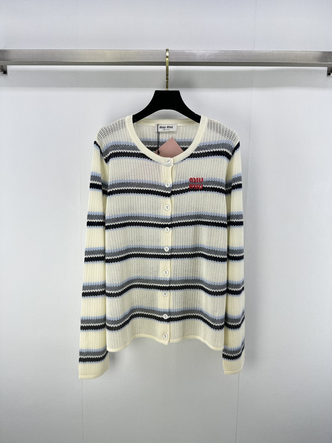 NO:459364,Miumi* new details 25 New autumn round neck hollow cardigan long sleeves Customized YB wool yarn wool texture high-quality comfortable round neck knit cardigan long sleeves Multi-color striped patterns intertwined youthfulness more lively style Embroidered letter logos Show brand personality Highlights and high-end design echoes and coordinates Fully show slack tone Light luxury and fashionable temperament All-in-one layering is the first choice for fashion outfits in all seasons 2 colors 3 codes SML,,miumiu,alexander wang19860909Miumi*上新细节 25 秋季新款圆领镂空开衫长袖 定制YB羊毛纱线织造 质感高级舒适 圆领针织开衫长袖 通体多色条纹纹路交织 青春感满溢 更显风格活泼 刺绣字母徽标 彰显品牌个性 凸显穿搭高级感 设计呼应协调 尽显松弛调性 轻奢时髦气质 单穿叠穿均可 四季时尚穿搭首选 2色3码SML,,miumiu,alexander wang,Women's clothing