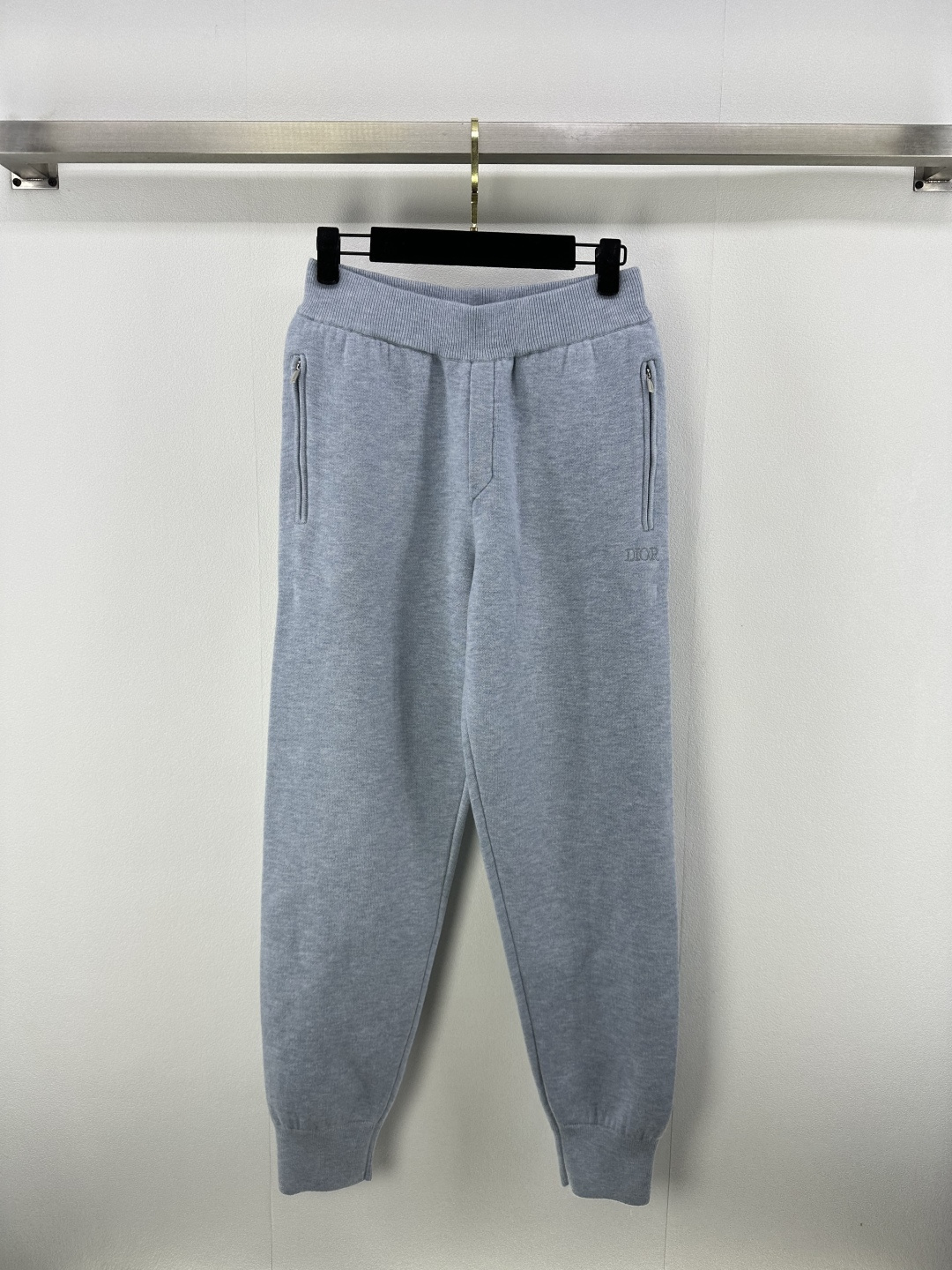 NO:462325,Dio* new details, new autumn and winter trousers, double pocket design, presbyopia, full of prints, tied legs, and look taller and slimmer. A very fashionable style. The upper body is comfortable and fashionable. The sky blue is fresh and refined. A set of fashionable matching. 1 color and 3 size SML, dior, alexander wang19860909Dio*上新细节 秋冬新品束脚长裤 双口袋设计 内里老花满印 束脚版型又显高显瘦 非常洋气的一款 上身舒适时髦 天蓝色清新脱俗 一套搭配时髦 1色3码SML,,dior,alexander wang,Women's clothing