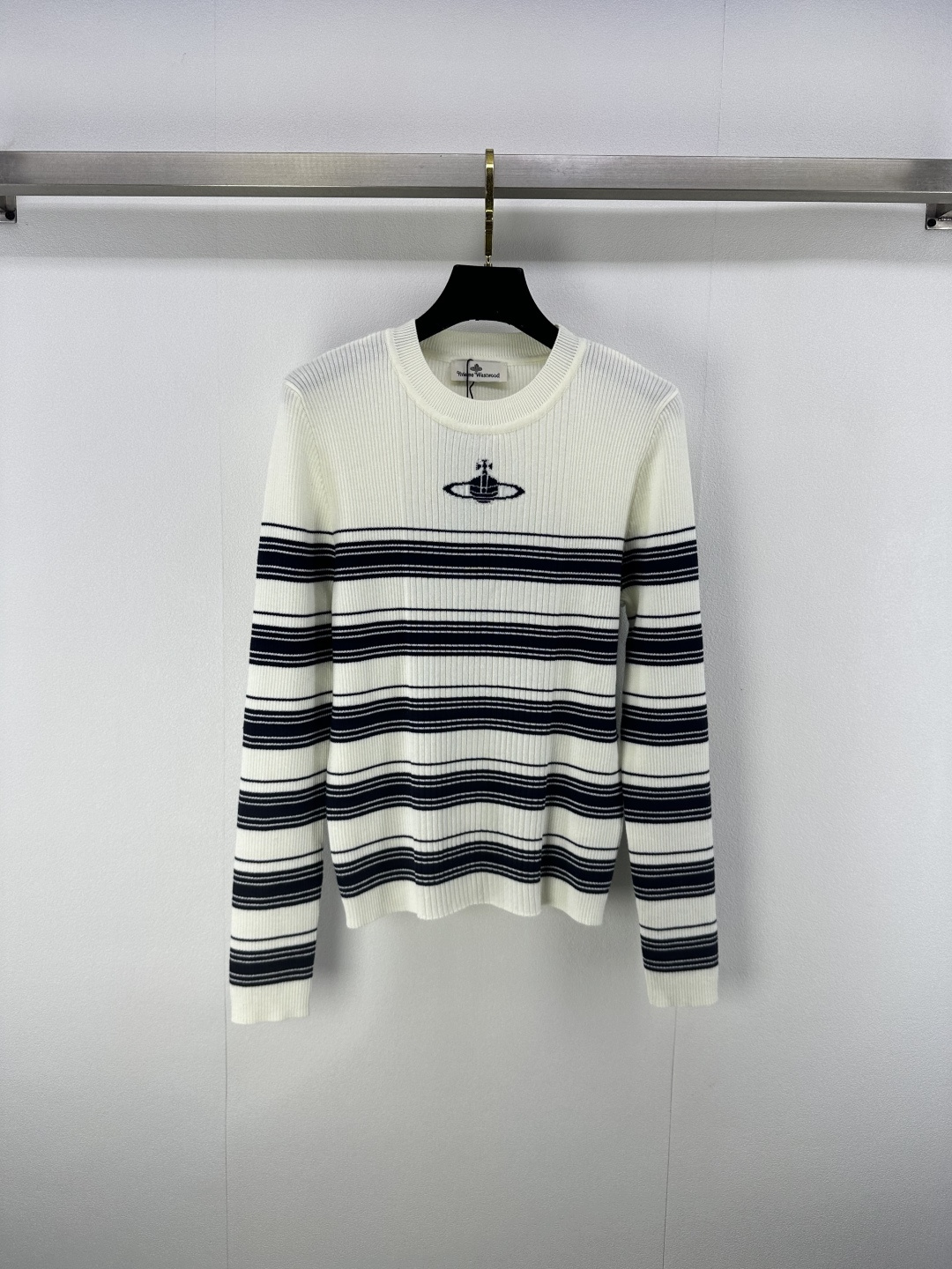 NO:462324,New details on Vivienne Westwoo* 25 New knitted round neck pullover long sleeves in early autumn, striped splicing design in the middle color, classic logo pattern jacquard decoration, exquisite and fashionable, slim and versatile 2 colors, 3 codes SML,,alexander wang19860909Vivienne Westwoo*上新细节 25 早秋新款针织圆领套头长袖 间色条纹拼接设计 经典logo图案提花装饰 精致时髦显瘦百搭 2色3码SML,,alexander wang,Women's clothing