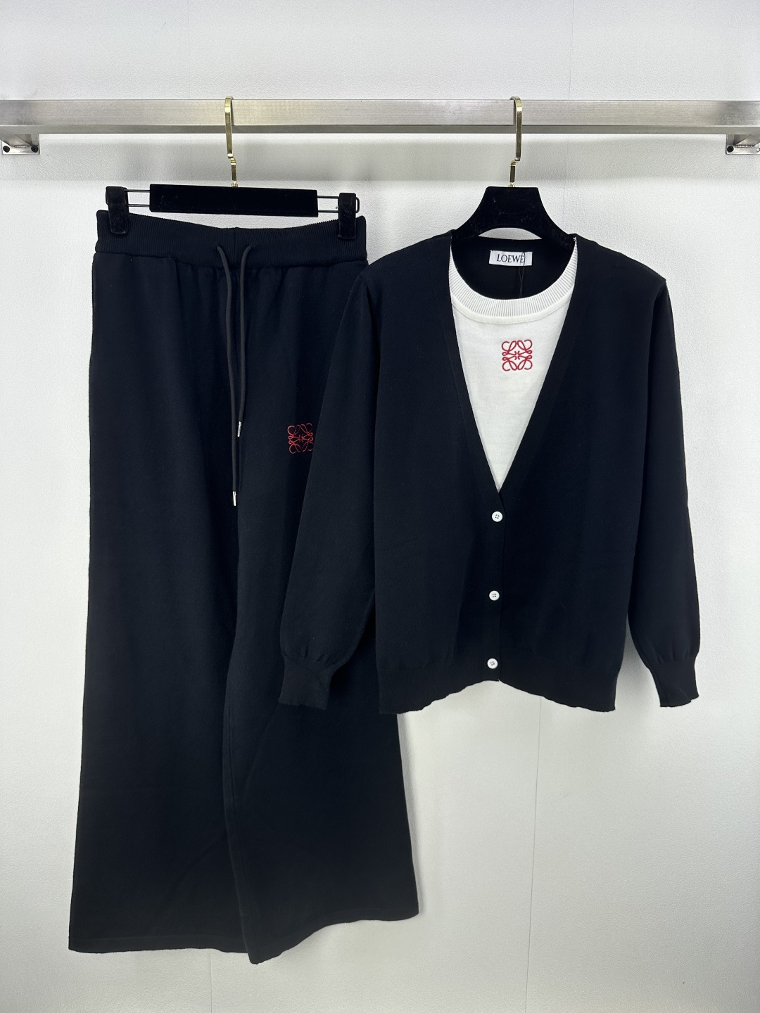 NO:463420,Loew* New Details 25 Latest Knit Round Neck Long Sleeve Set for Fall!  Round neck fake two-piece long sleeves + elastic waist trousers positioned contrasting color embroidery. A huge and beautiful upper body, a must-have for a wardrobe!  Literary and casual retro girlish style 2 colors 3 codes SML, loewe, alexander wang19860909Loew* 上新细节 25 秋季最新针织圆领长袖套装！圆领假两件长袖+松紧腰长裤 定位撞色刺绣 上身巨好看巨好看衣柜必入款！文艺休闲复古减龄少女风气质 2色3码SML,,loewe,alexander wang,Women's clothing