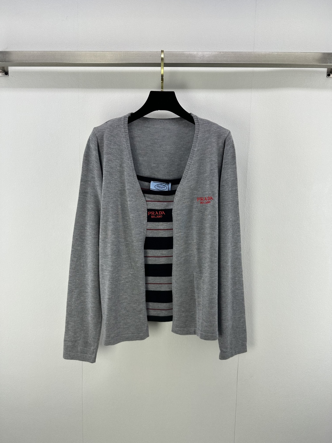 NO:466762,New details on Prad* 25 Latest Two-Piece Cardigan for Fall Sling Striped Vest + Knit Cardigan!  Contrasting color jacquard logo, showing a relaxed tone, light luxury and fashionable temperament, can be worn alone and layered, and fashionable outfits in all seasons. It is simple and energetic when going out on the street every day!  3 color 3 code SML, prada, alexander wang19860909Prad*上新细节 25 秋季最新两件套开衫 吊带条纹背心+针织开衫！撞色提花logo,尽显松弛调性 轻奢时髦气质 单穿叠穿均可 四季时尚穿搭 日常出街简单又具有活力！ 3色3码SML,,prada,alexander wang,Women's clothing