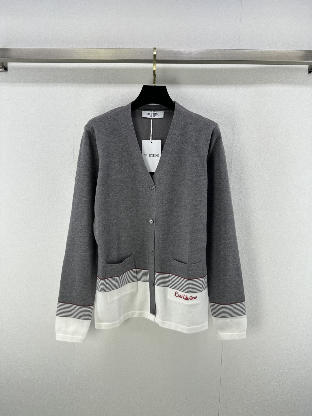 NO:466757,Valentin* new details 25 Autumn new product v-neck embroidered knitted cardigan long sleeves Customized YB blended knitted material Comfortable and soft High-quality V-neck long-sleeved tailoring Pockets decorated with red V-letter embroidery embroidery to show the brand luxury. Regular style reflects the urban light luxury style. Commuting and dating casual and easy to control 2 colors and 3 codes SML, valentino, alexander wang19860909Valentin*上新细节 25 秋季新品v领刺绣针织开衫长袖 定制YB混纺针织材质 舒适柔软 质感上乘 v领长袖剪裁 口袋饰有红色V字母刺绣点缀 尽显品牌奢华感 常规版型 体现都市轻奢范 通勤约会休闲轻松驾驭 2色3码SML,,valentino,alexander wang,Women's clothing