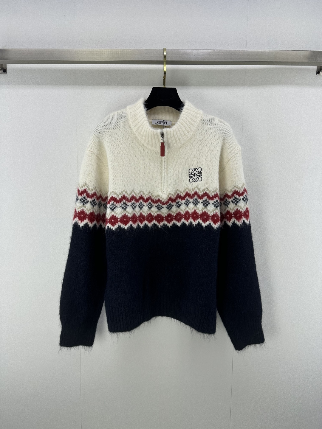 NO:464897,Loew* new details 25 New autumn style half-zipper mohair long sleeves Hardware logo medal decoration matching The upper body makes you look slim and super white in skin Customized jacquard craftsmanship Low-key and luxurious! A must-have item for fashionable things unlocks all outfits! Classic items are fashionable and high-end, and the classic style is versatile and not picky! 1 color 3 code SML, loewe, alexander wang19860909loew*上新细节 25 秋季新款半拉链马海毛长袖 五金logo勋章修饰搭配 上身显瘦超級显肤白 定制提花工艺 低调奢华！ 时髦精必备单品解锁所有穿搭！经典单品时髦又高级 经典版型百搭不挑人！ 1色3码SML,,loewe,alexander wang,Women's clothing