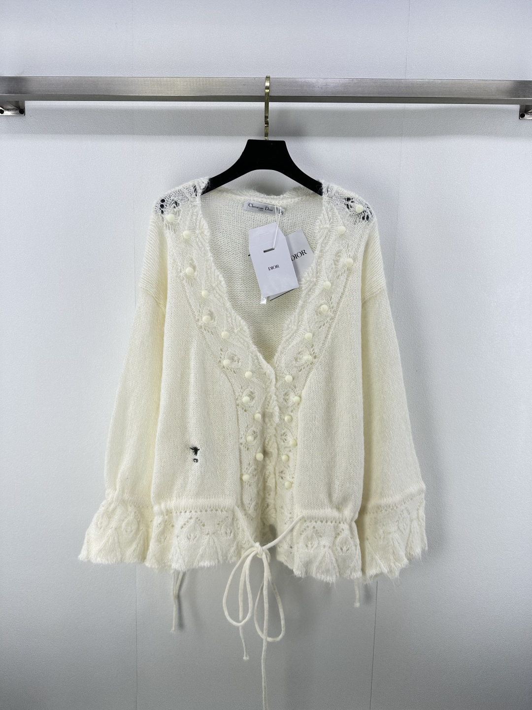 NO:462339,Dio* new details, new autumn v-neck fur ball cardigan long sleeves, three-dimensional fur ball design, simple and big brand hem strap elastic, fashionable and slim and fashionable essentials, 2 colors and 3 sizes, SML, dior, alexander wang19860909Dio*上新细节 秋季新款v领毛球开衫长袖 立体毛球设计 简约又大牌下摆系带松紧 上身时尚感拉 显瘦时髦精必备单品 2色3码SML,,dior,alexander wang,Women's clothing