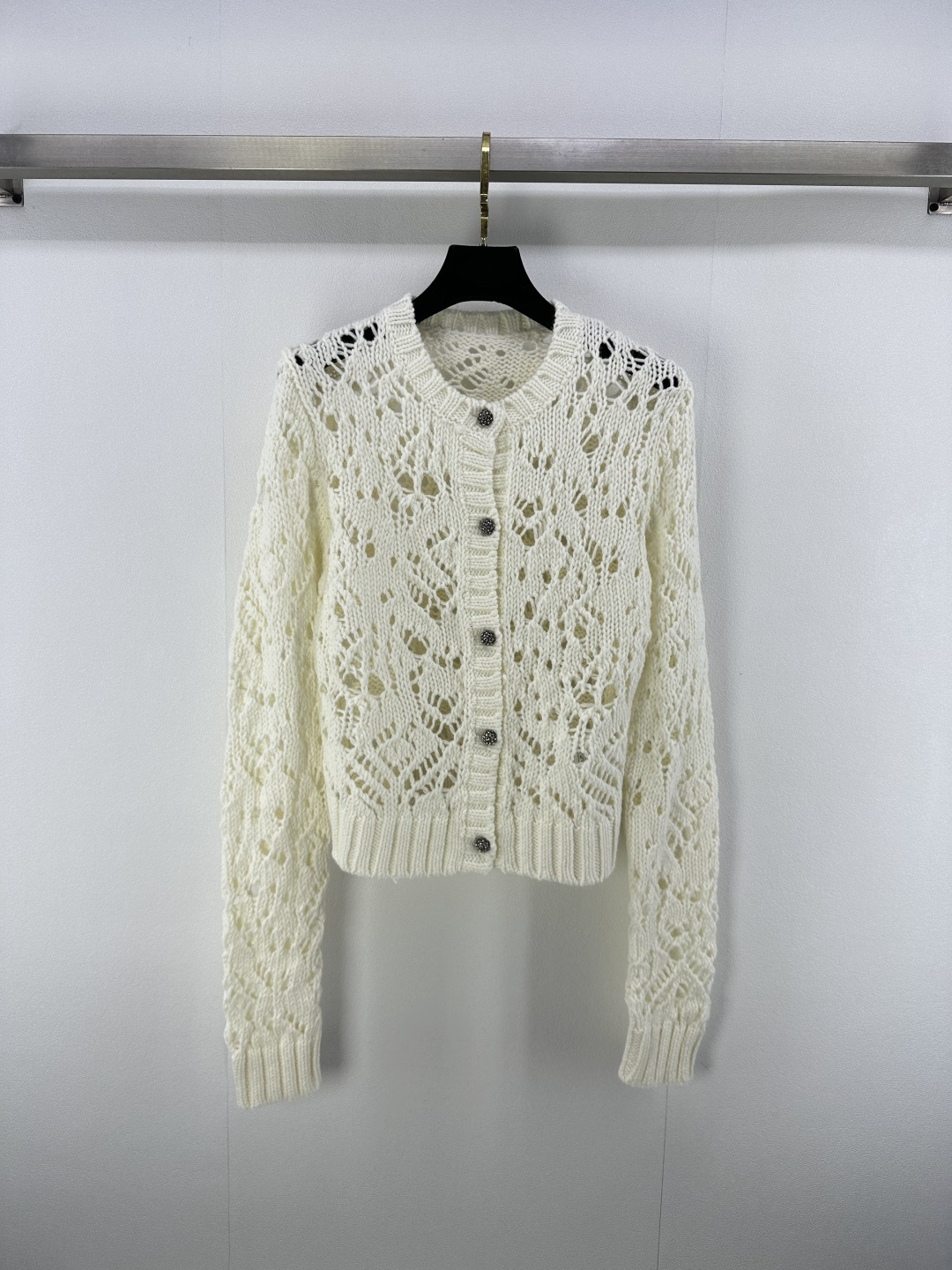 NO:462375,Dio* new details 25 new autumn products hollow cardigan long sleeves Customized YB silk yarn weaving to add fashion tone Hand-made hollow woven textures to incorporate Customized bead logo The upper body is suitable for age-reducing fashionable style 1 color 3 codes SML, dior, alexander wang19860909Dio*上新细节 25 秋季新品镂空开衫长袖 定制YB丝纶纱线织造 增添时尚调性 通体手工镂空编织纹理融入 定制钉珠logo 上身适配减龄时髦风格 1色3码SML,,dior,alexander wang,Women's clothing