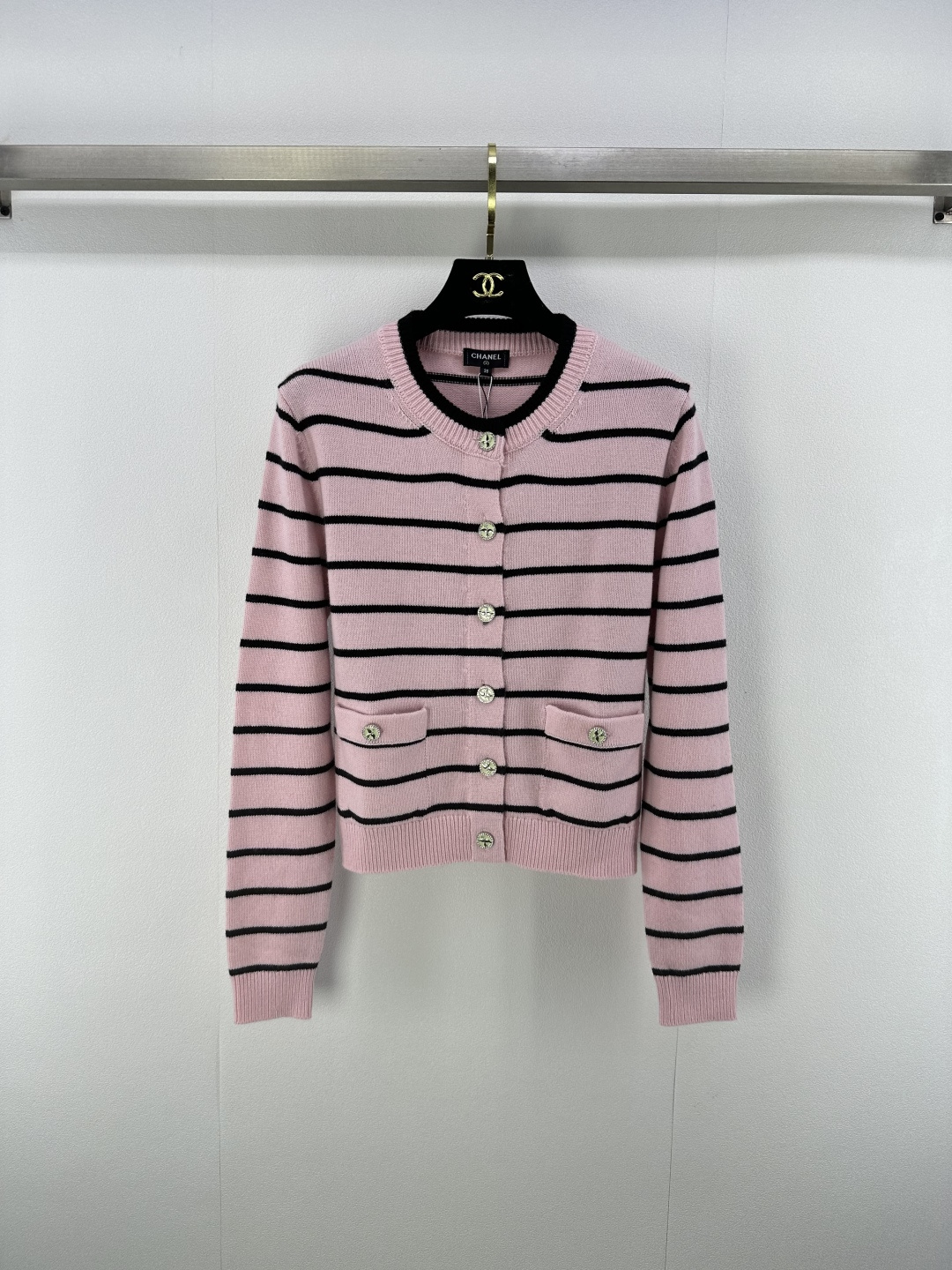 NO:462332,Chane* new details New autumn and winter new striped knitted round-neck striped cardigan long sleeves exquisite flying swallow buttons contrasting striped retro and eye-catching, easily matches elegant style, is a treasure item that enhances the texture of the outfit~ 2 colors and 3 sizes SML, chanel, alexander wang19860909Chane*上新细节 秋冬新款条纹针织圆领条纹开衫长袖 精致飞燕纽扣 撞色条纹复古又吸睛 轻松搭出优雅范儿 是提升穿搭质感的宝藏单品～ 2色3码SML,,chanel,alexander wang,Women's clothing