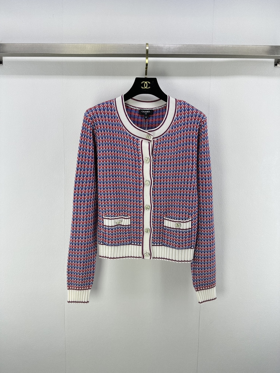 NO:464912,Chane* new details New knitted round neck wavy cardigan long sleeves exquisite button embellishment contrasting woven texture retro and fashionable easily create elegant temperament. It is a powerful tool to enhance texture in the closet. 2 colors and 3 codes SML, chanel, alexander wang19860909Chane*上新细节 秋冬新款针织圆领波浪开衫长袖 精致纽扣点缀 撞色编织纹理 复古又时髦 轻松打造优雅气质 是衣橱里提升质感的利器 2色3码SML,,chanel,alexander wang,Women's clothing