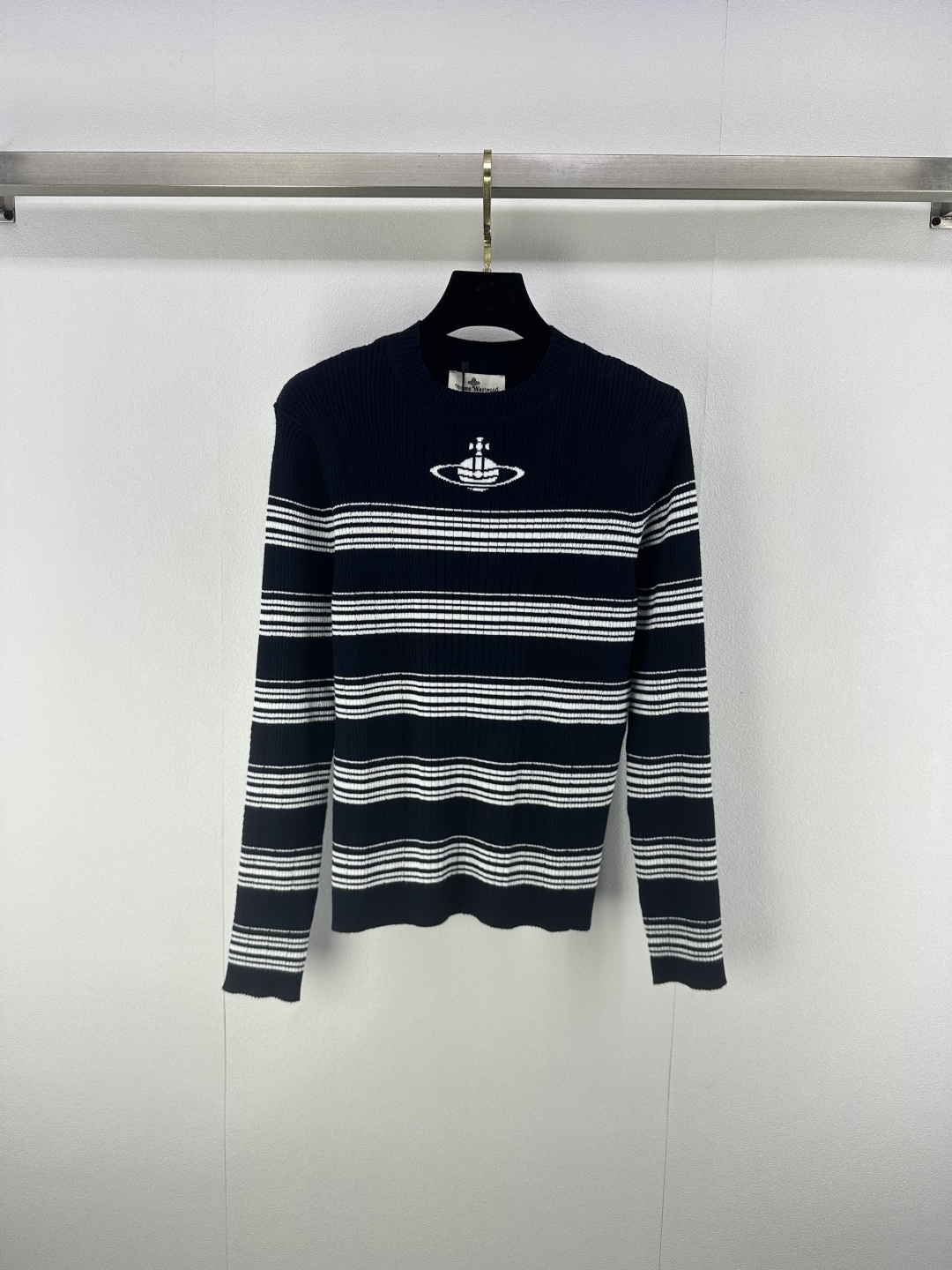 NO:464919,New details on Vivienne Westwoo* Early autumn new knitted round neck pullover long sleeves Intermediate color striped splicing design Classic logo pattern jacquard decoration Exquisite and fashionable slim and versatile 2 colors 3 codes SML, alexander wang19860909Vivienne Westwoo*上新细节 早秋新款针织圆领套头长袖 间色条纹拼接设计 经典logo图案提花装饰 精致时髦显瘦百搭 2色3码SML,,alexander wang,Women's clothing