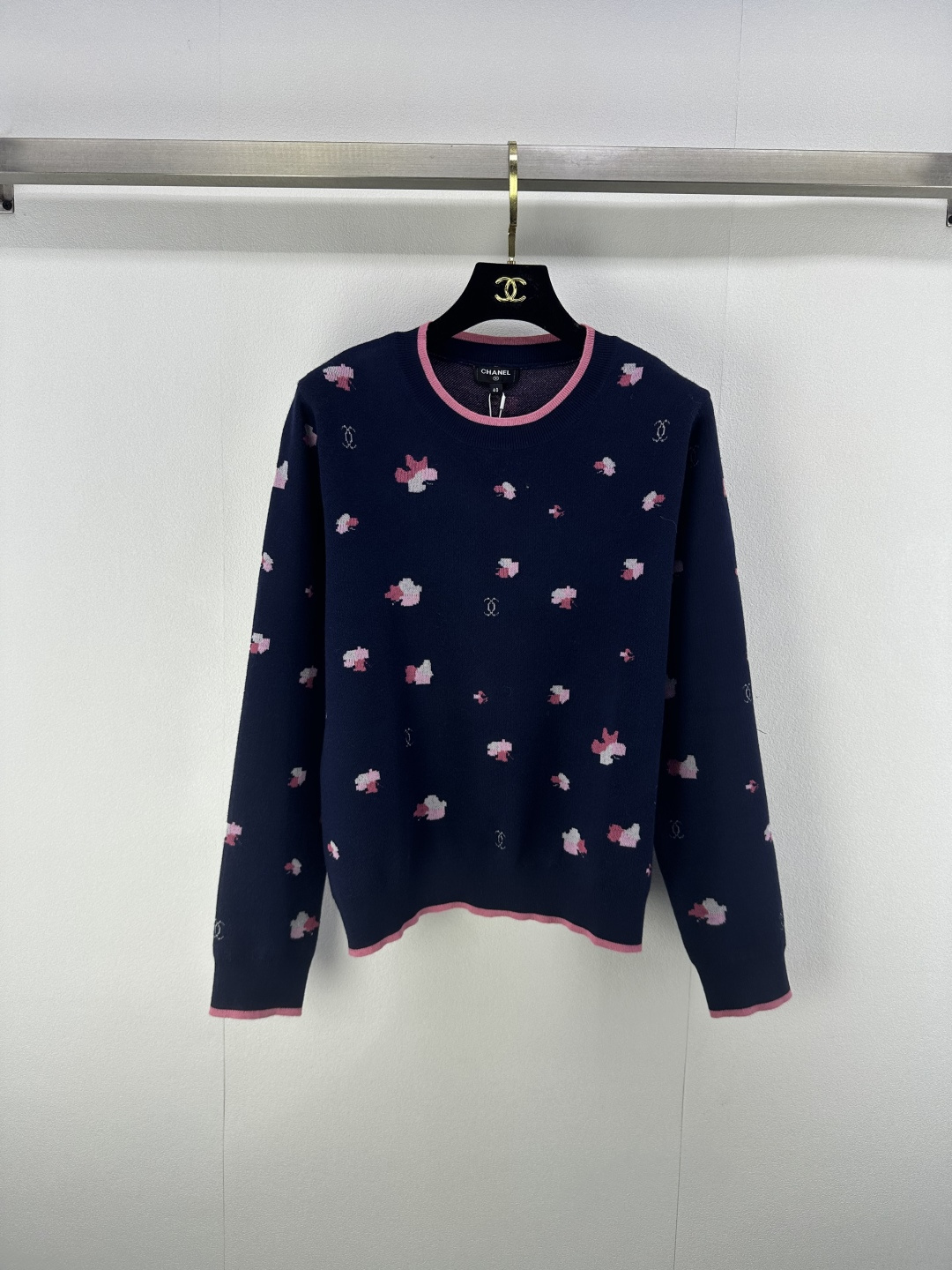 NO:464868,Chane* new details, early autumn new knitted round-neck four-leaf clover cardigan, classic double c letter logo jacquard decoration, double c letter logo hardware button embellishment, fashionable and exquisite versatile 1 color 3 code SML, chanel, alexander wang19860909Chane*上新细节 早秋新款针织圆领四叶草开衫 经典双c字母logo提花装饰 双c字母logo五金纽扣点缀 时髦精致百搭 1色3码SML,,chanel,alexander wang,Women's clothing