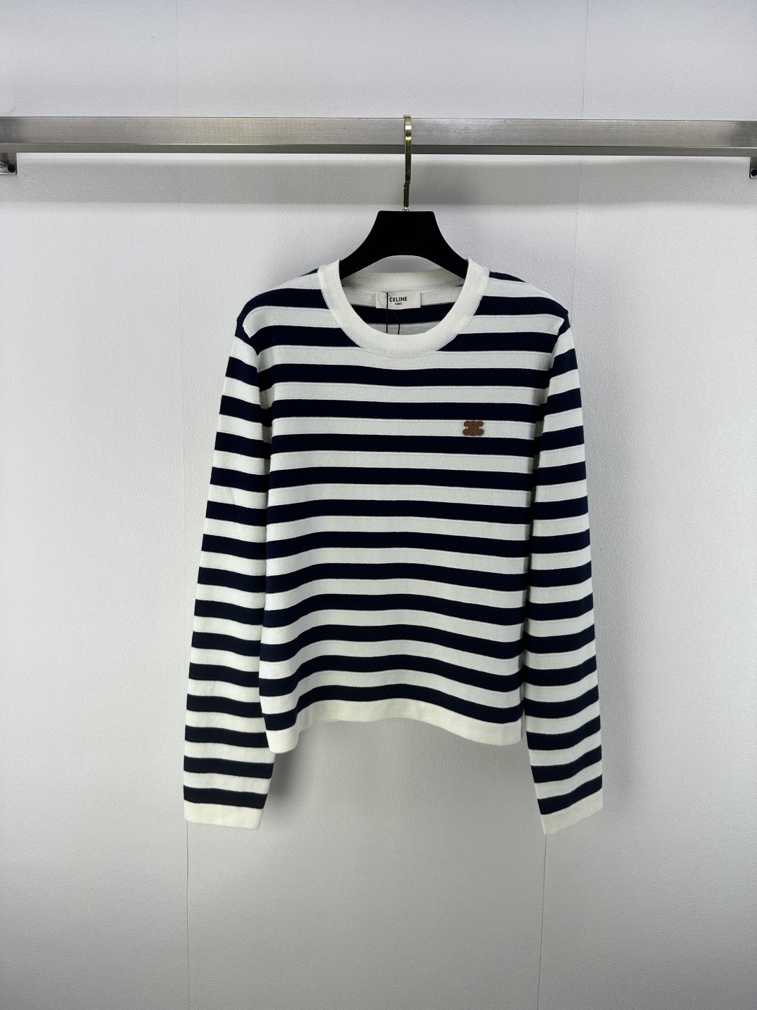 NO:464875,Celin* new details, new knitted round-neck striped long sleeves, inter-color striped splicing design, classic letter logo embellishment, fashionable Korean versatile 2 colors 3 codes SML, celine, alexander wang19860909Celin*上新细节 秋季新款针织圆领条纹长袖 间色条纹拼接设计 经典字母logo章仔点缀 时髦韩系百搭 2色3码SML,,celine,alexander wang,Women's clothing