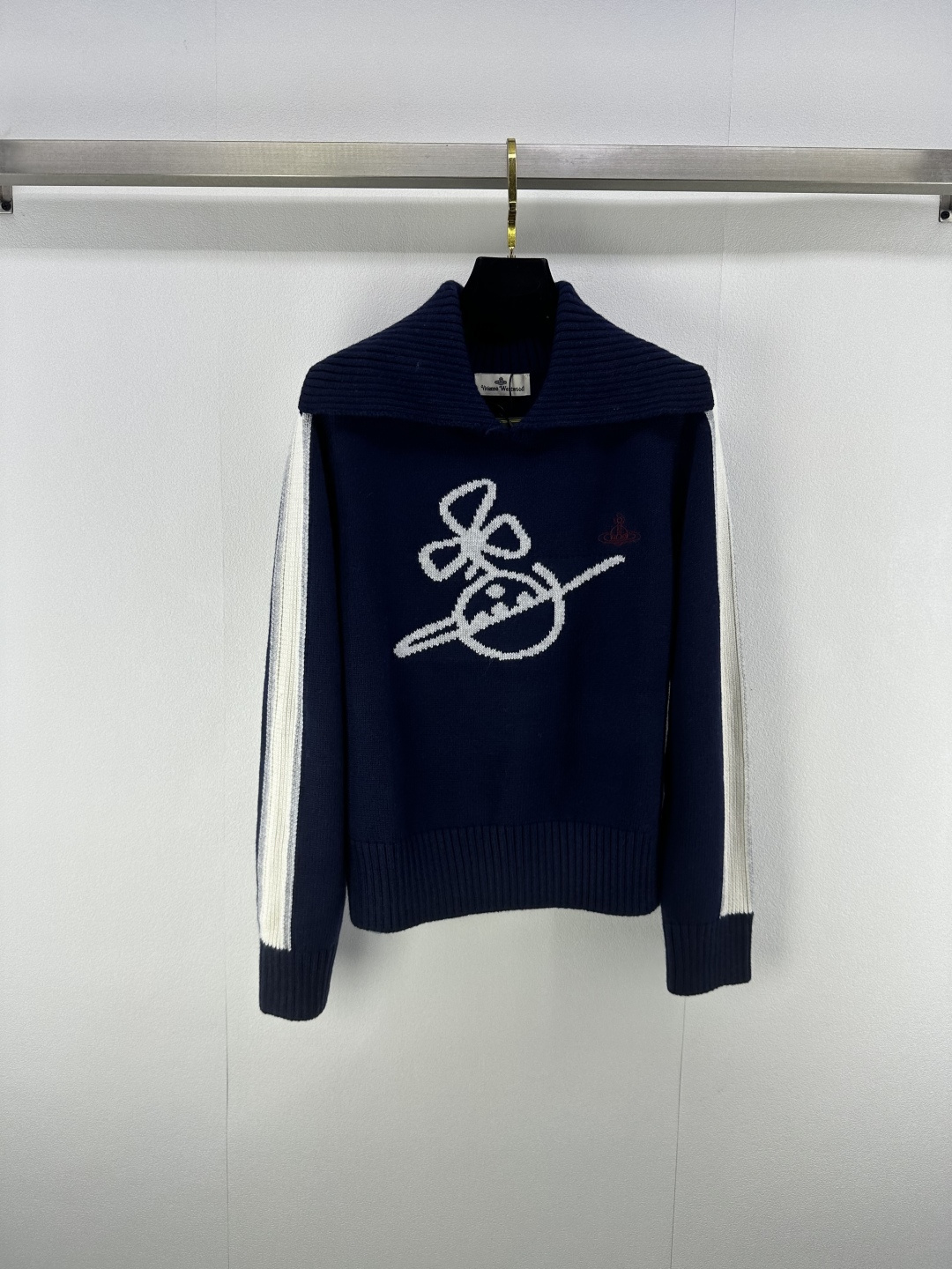 NO:464938,New details on Vivienne Westwoo*. New product of Sliding Planet Lapel Long Sleeve Lapel Pullover Sweater Style Windproof and Cold Resistance The shoulder and arms are divided into lines. The large body horizontal bar stripes run through the front and back. The front is made of letters and planetary patterns to add vitality to the overall shape. Light up the brand design. 3 colors and 3 codes SML, sweaters, alexander wang19860909Vivienne Westwoo*上新细节 秋冬新品滑星球翻领长袖 翻领套头毛衣版型 防风御寒 肩臂以线条分割勾勒造型 大身横杠条纹贯穿前后 正面通过字母钩花和星球图案 为整体造型增添活力 点亮品牌设计  3色3码SML,,sweaters,alexander wang,Women's clothing