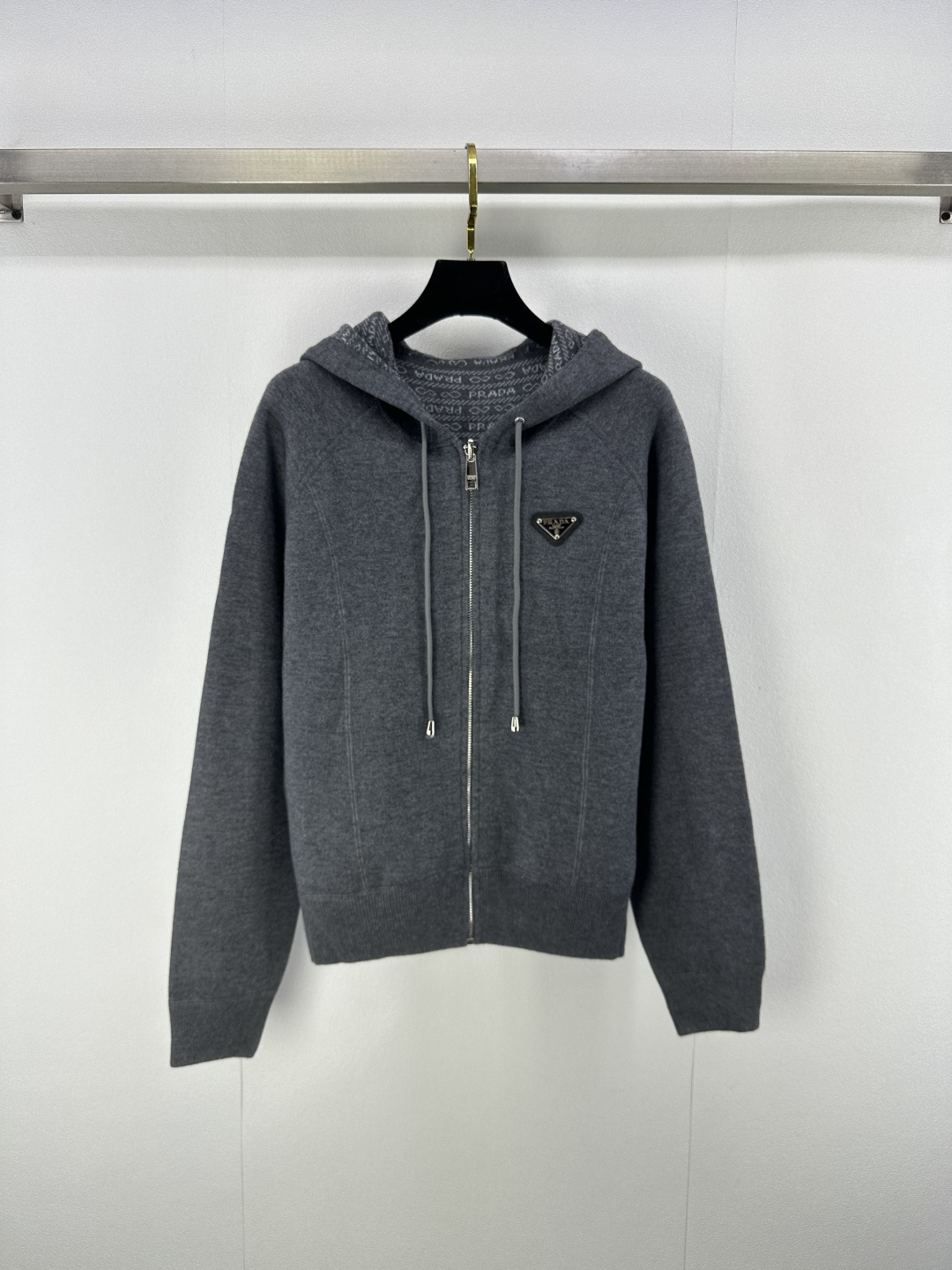 NO:464861,New details on Prad*. The new autumn and winter double-sided zippered hooded cardigan is a high-end logo with a full body print. The other side is pure gray plain color. Double pocket design. Easy to control various occasions. It is versatile and not picky. 1 color and 3 codes. SML, prada, hats, alexander wang19860909Prad*上新细节 秋冬新款双面拉链连帽开衫一面为高级感logo满身印花 一面纯正灰色素色 双口袋设计 轻松驾驭多样场合 百搭不挑人 1色3码SML,,prada,hats,alexander wang,Women's clothing