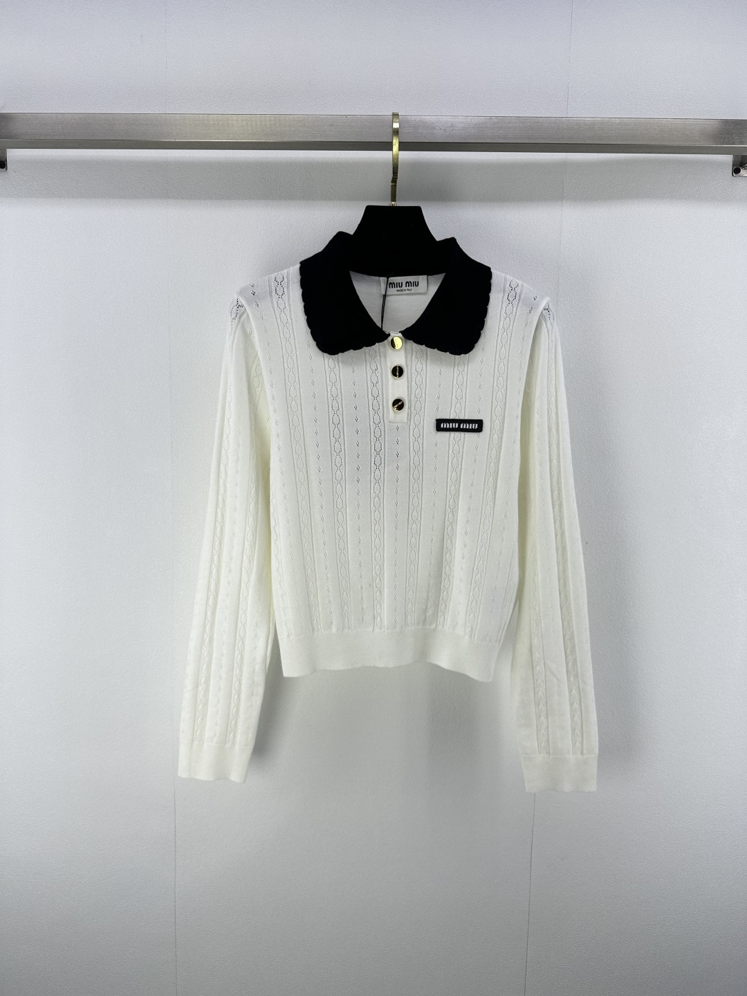 NO:466774,Miumi** new details, new autumn lace collar hollow long sleeves, hollow texture, custom logo buttons, chest positioning logo fabric soft, comfortable and breathable thin fabric, high-end feeling of the upper body, 2 colors, 3 codes, SML, miumiu, alexander wang19860909Miumi**上新细节 秋季新款花边领镂空长袖 镂空纹理 定制logo纽扣 胸口定位徽标面料柔软舒适透气薄面料 上身高级感拉满 2色3码SML,,miumiu,alexander wang,Women's clothing