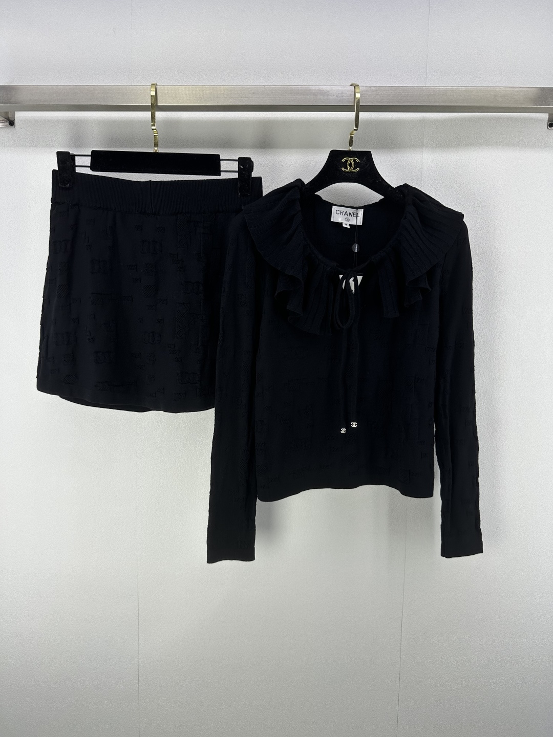 NO:466780,aChane* new details New autumn lapel lace-up long sleeve suit Lapel long sleeve + elastic waist skirt pants Rope hem logo embellishment Body printed letters bow lace design Upper body age-reducing and versatile 2 colors 3 size SML, chanel, skirts, alexander wang19860909aChane*上新细节 秋季新款翻领系带长袖套装 翻领长袖+松紧腰裙裤 绳下摆logo点缀 衣身印花字母 蝴蝶结系带设计 上身减龄又百搭 2色3码SML,,chanel,skirts,alexander wang,Women's clothing