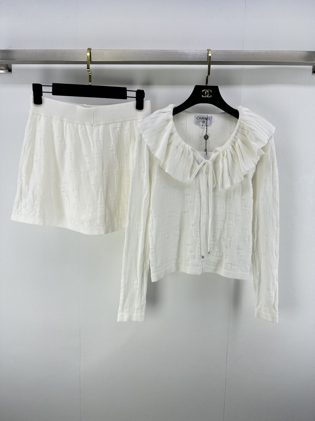 NO:466786,Chane* new details New autumn lapel lace-up long sleeve suit Lapel long sleeves + elastic waist skirts, rope hem logo embellishment, body printed letters, bow lace design, upper body age-reducing and versatile 2 colors 3 sizes SML, chanel, skirts, alexander wang19860909Chane*上新细节 秋季新款翻领系带长袖套装 翻领长袖+松紧腰裙裤 绳下摆logo点缀 衣身印花字母 蝴蝶结系带设计 上身减龄又百搭 2色3码SML,,chanel,skirts,alexander wang,Women's clothing