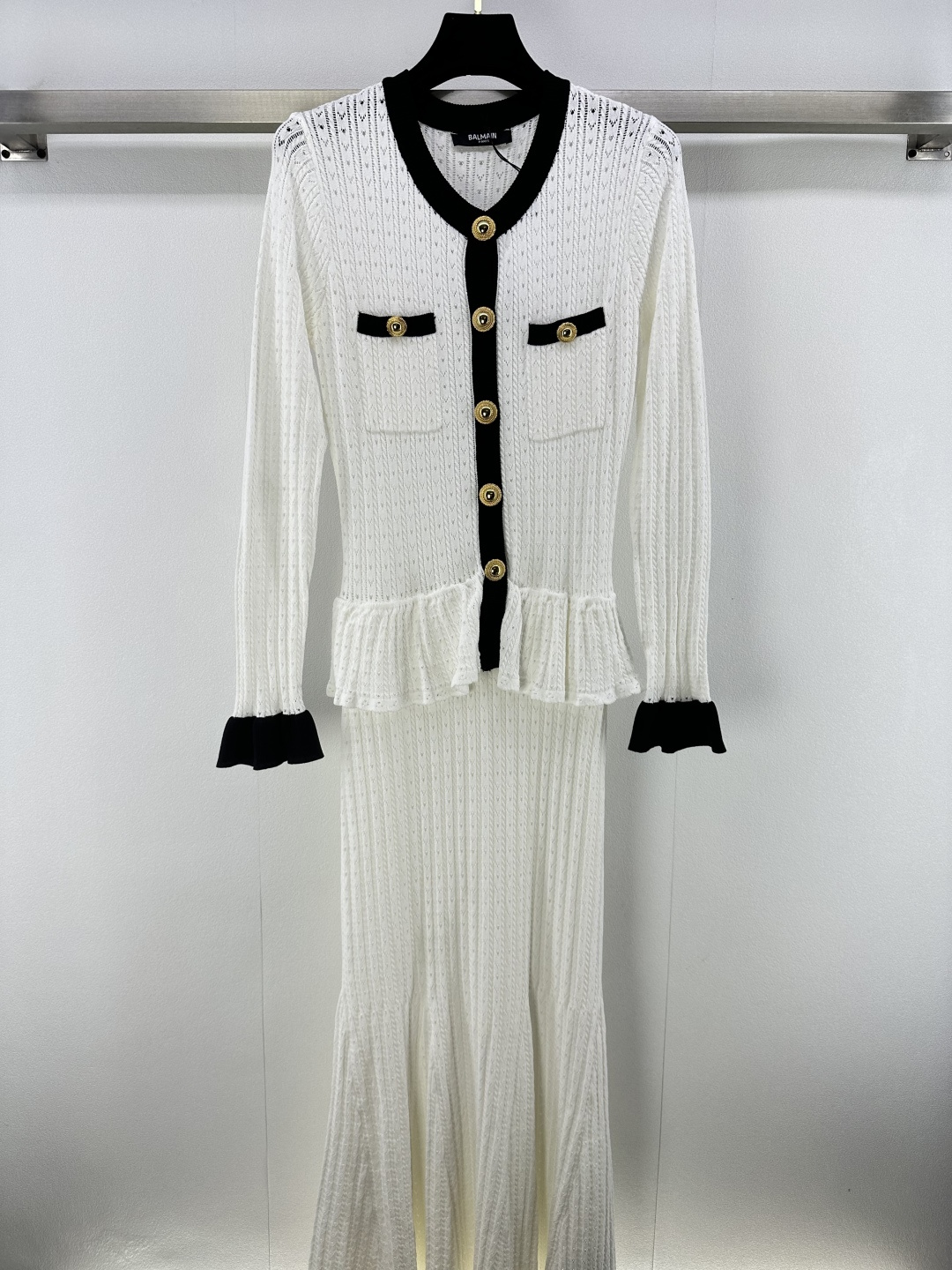 NO:466792,Balmai* New Details New Textured Round Neck Long Sleeve Skirt for Fall!  Slim design is versatile and age-reducing and fashionable!  Customized Tennis yarn has a delicate and comfortable texture!  The lotus leaf hem decoration, the dressing style of the famous girl is not picky about others, and the upper body looks huge and slim!  2 color 3 code SML, balmain, skirts, alexander wang19860909Balmai* 上新细节 秋季新款纹理圆领长袖裙！修身设计百搭减龄又时髦！定制天丝纱线质感细腻舒适！荷叶下摆装饰,名媛少女穿搭版型不挑人上身巨显瘦！ 2色3码SML,,balmain,skirts,alexander wang,Women's clothing