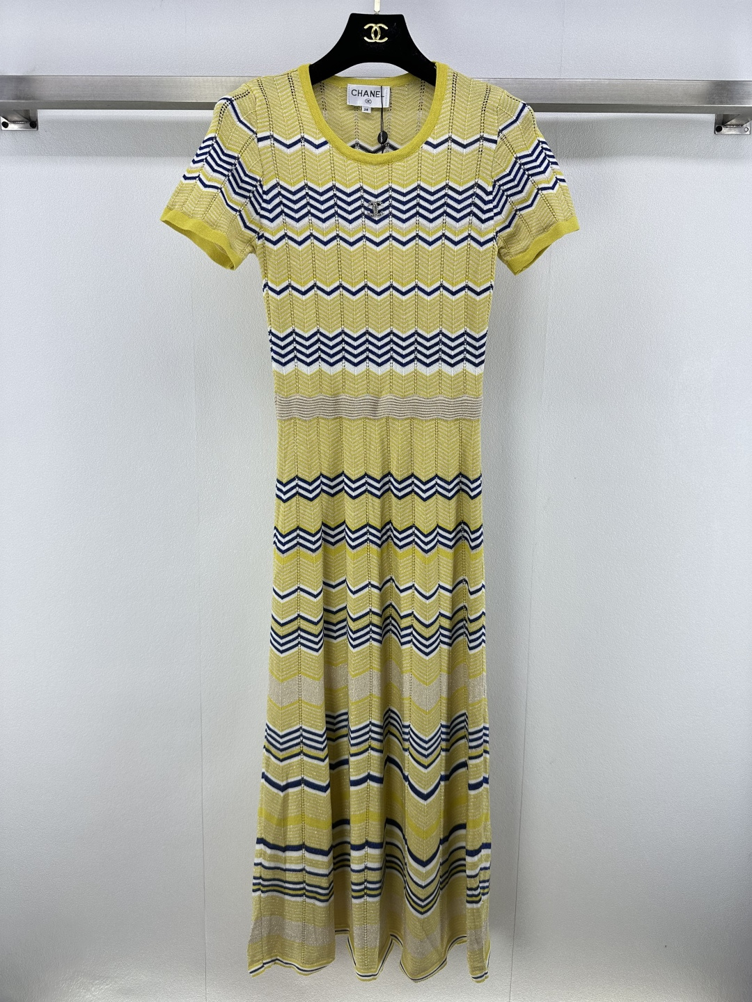 NO:466797,Chane* new details New autumn and winter new gold and silver thread hook-up knitted short-sleeved skirt Colorful striped gold wire shiny thin fabric Wavy texture high-end and fashionable versatile and not picky 2 colors 3 size SML, chanel, skirts, T-shirt, alexander wang19860909Chane*上新细节 秋冬新款金银线钩花针织短袖裙 彩色条纹金丝亮闪 薄面料 波浪纹理高级时髦 百搭不挑人 2色3码SML,,chanel,skirts,T-shirt,alexander wang,Women's clothing