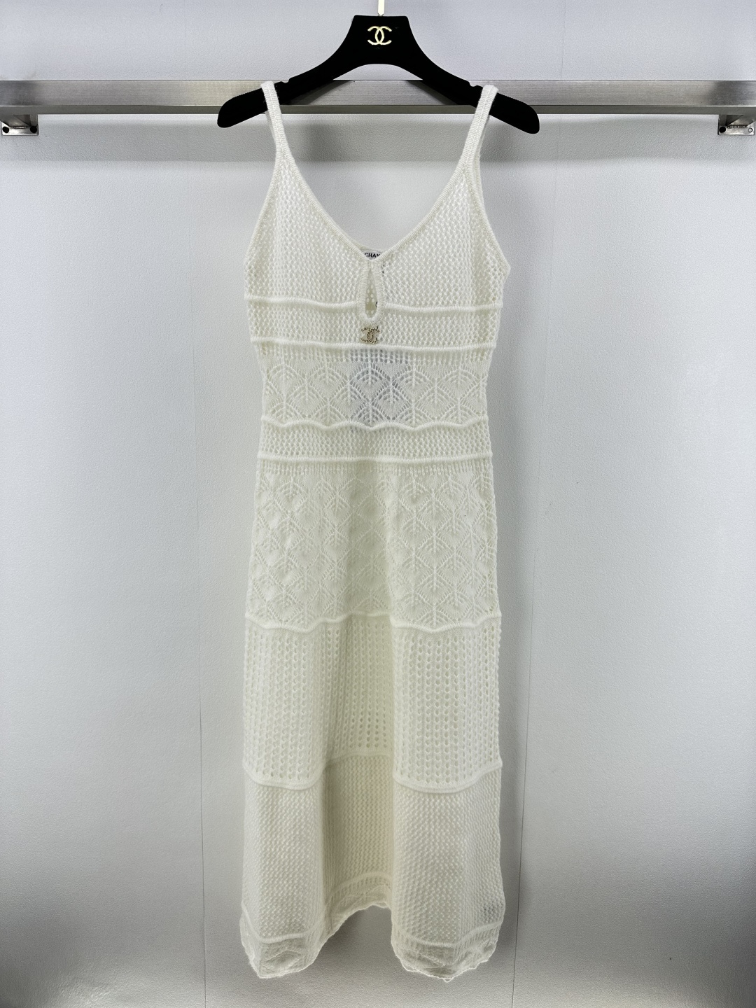 NO:466805,Chane* new details New autumn suspender skirt Customized YB wool yarn weaving texture high-quality comfortable thin shoulder suspender skirt tailoring letter logo pattern on the chest highlights the brand's personality Highlights and high-end dressing hollow texture makes simple styles sexy. The outfit shows a relaxed tone. Light luxury and fashionable temperament. You can wear it alone. The first choice for fashionable outfits in all seasons: 1 color 3 size SML, chanel, skirts, alexander wang19860909Chane*上新细节 秋季新款吊带裙 定制YB羊毛纱线织造 质感高级舒适 细肩吊带裙剪裁 胸前装点字母徽标图案 彰显品牌个性 凸显穿搭高级感 镂空纹理让简单款式穿出性感 穿搭尽显松弛调性 轻奢时髦气质 单穿叠穿均可 四季时尚穿搭首选 1色3码SML,,chanel,skirts,alexander wang,Women's clothing