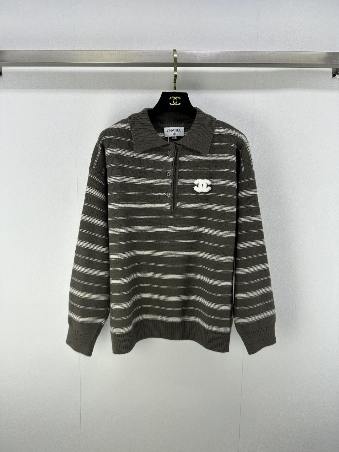 NO:466812,Chane* New Details Latest Knitted Striped Lapel Long Sleeve in Autumn and Winter!  Imported yarn weaving, comfortable to wear, soft and delicate, letters and logos on the chest, highlight the brand tone, the three-color striped texture of ready-to-wear shows temperament and retro style, and adds an elegant atmosphere to the upper body!  2 colors 3 codes SML, chanel, alexander wang19860909Chane*上新细节 秋冬最新针织条纹翻领长袖！进口纱线织造 穿搭舒适 柔软细腻 胸前字母徽标装点 彰显品牌调性 成衣三色条纹肌理交替 展现气质复古风格 上身增添优雅气息！ 2色3码SML,,chanel,alexander wang,Women's clothing