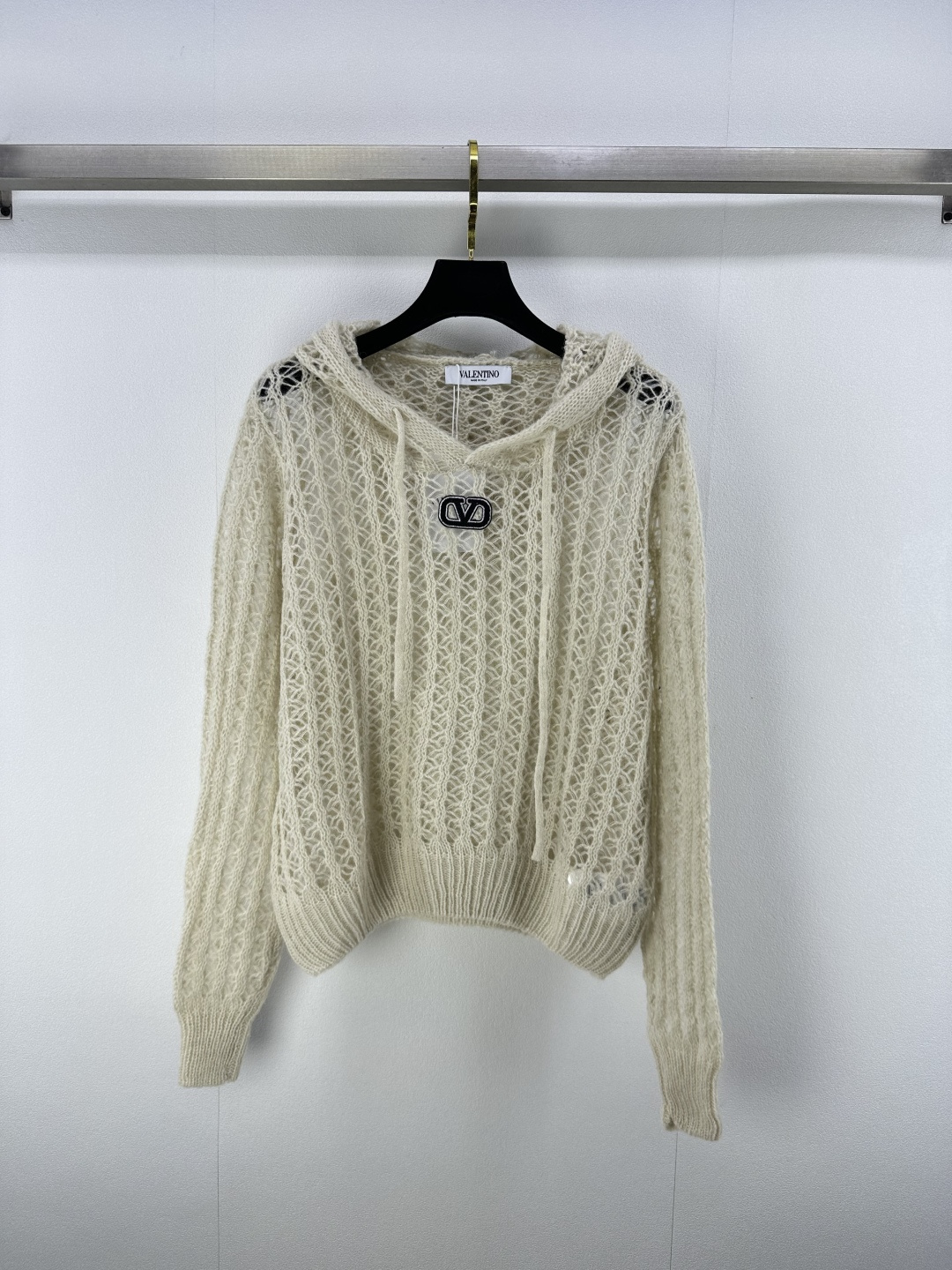 NO:466818,Valentin* New details New autumn and winter style hollow textured hooded long sleeves!  A slightly transparent sexy and fashionable piece of product!  Imported yarn has soft, delicate, comfortable and breathable texture, a must-have item for white and rich beauty, sweet and mysterious and noble!  Imported Swiss woven craftsmanship classic style and elegant temperament. Classic and unscrupulous upper body look super slim. 2 colors and 3 codes SML, valentino, hats, alexander wang19860909Valentin*上新细节 秋冬新款镂空纹理连帽长袖！微透小性感时髦精叠搭单品！进口纱线质感柔软细腻舒适透气,白富美必备单品,又甜气质神秘又高贵！进口瑞士机织工艺经典版型气质随性优雅.经典不挑人上身超显瘦 2色3码SML,,valentino,hats,alexander wang,Women's clothing