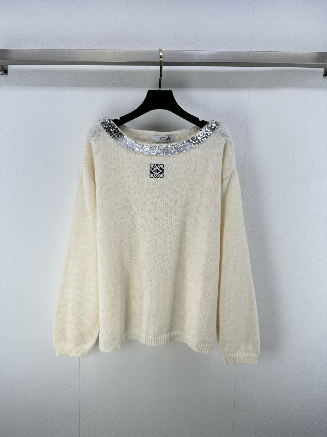 NO:466826,Loew* new details, new autumn beads, one-shoulder knitted long sleeves, custom blended yarn weaving, delicate and soft, exquisite long-sleeved style, the body is outlined with embroidered letter logo and sequins, full of details, iconic embellishments, make the retro golden style strong, age-reducing and relaxing, daily use, 2 colors, 3 codes, SML, loewe, alexander wang19860909loew*上新细节 秋季新品珠片一字肩针织长袖 定制混纺纱线织造 细腻柔软 精致长袖版型 衣身以刺绣字母logo与亮片勾勒 细节满分 标志性点缀 让复古千金风格强烈 减龄松弛 日常随意驾驭 2色3码SML,,loewe,alexander wang,Women's clothing