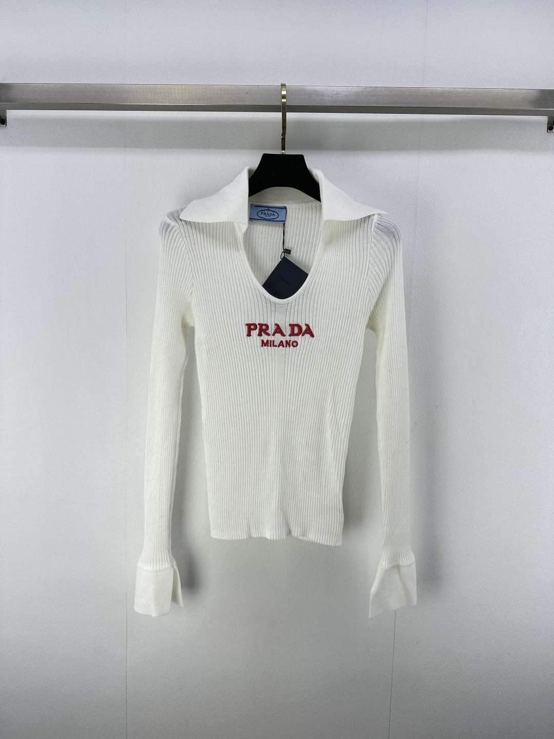 NO:466834,Prad* New Details The latest letter knitted lapel long sleeves in autumn and winter!  Customized YB wool yarn weaving, delicate texture, soft and comfortable, the letter logo on the chest has more jacquard texture, lapel knitted long sleeve cut, three-dimensional edge wrap and large body direction are vertical pit strip directions, more refined, slim fit style highlights the figure, age-reducing and white, versatile style!  2 colors 3 codes SML, prada, alexander wang19860909Prad* 上新细节 秋冬最新字母针织翻领长袖！定制YB羊毛纱线织造 细腻肌理 柔软舒适 胸前字母logo提花质感更显份量 翻领针织长袖裁剪 立体包边与大身走向均为竖坑条走向 更显精致 修身版型突显身材 减龄显白 百搭款式！ 2色3码SML,,prada,alexander wang,Women's clothing