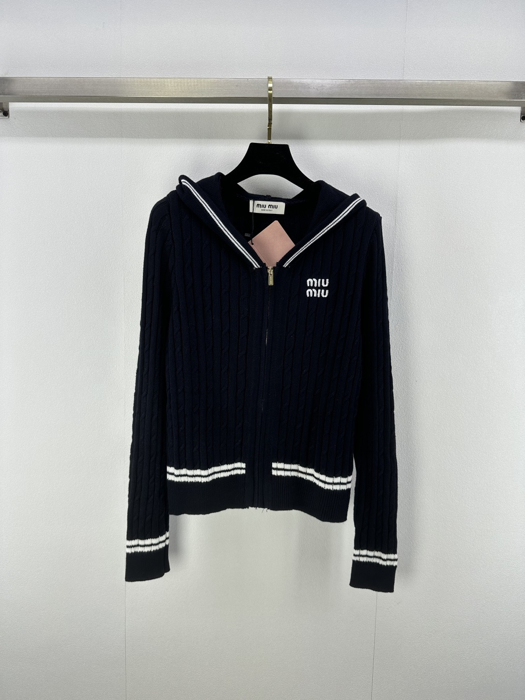 NO:464888,MiuMi *New details, Autumn new contrast-colored zippered hooded cardigan, positioning logo logo, custom wool fabric, comfortable and breathable, slim fit style, temperament, socialite, upper body looks slim and covers flesh 1 color 3 size SML,,miumiu,hats,alexander wang19860909MiuMi *上新细节 秋季新款撞色拉链连帽开衫 定位logo徽标 定制羊毛面料 舒适透气 修身版型 气质名媛 上身显瘦又遮肉 1色3码SML,,miumiu,hats,alexander wang,Women's clothing