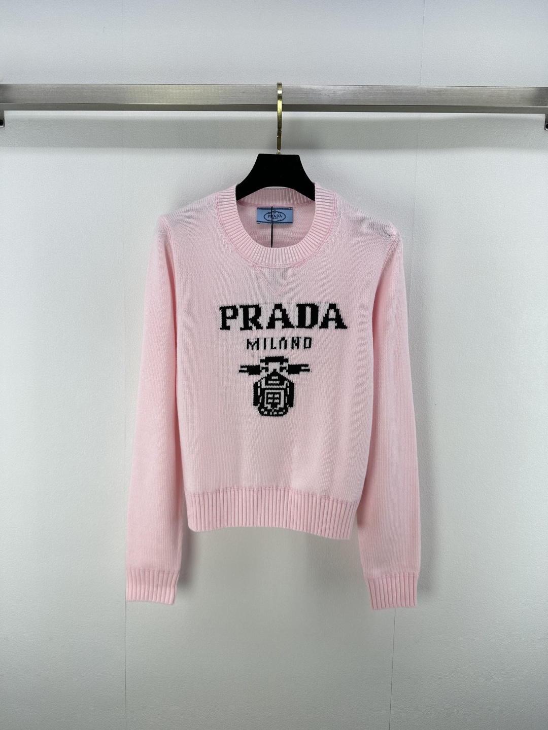 NO:464869,New details on Prad*, new knitted round neck pullover long sleeves in autumn and winter, classic brand letter logo pattern contrasting color jacquard decoration, classic simple, fashionable, slim, delicate and versatile 2 colors and 3 codes SML, prada, alexander wang19860909Prad*上新细节 秋冬新款针织圆领套头长袖 经典品牌字母logo图案撞色提花装饰 经典简约时髦显瘦精致百搭 2色3码SML,,prada,alexander wang,Women's clothing