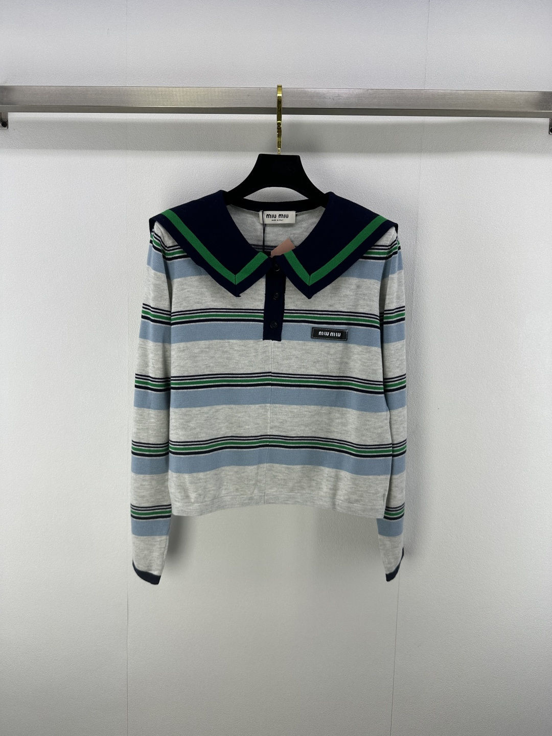 NO:464896,Miumi* new details, new knitted navy collar long sleeves, Polo shirt lapel design, blue and white striped splicing design, classic letter logo embellishment, exquisite and fashionable and versatile 1 color 3 codes,,miumiu,alexander wang19860909Miumi*上新细节 秋季新款针织海军领长袖 Polo衫翻领设计 蓝白条纹拼接设计 经典字母logo标点缀 精致时髦百搭  1色3码SML,,miumiu,alexander wang,Women's clothing