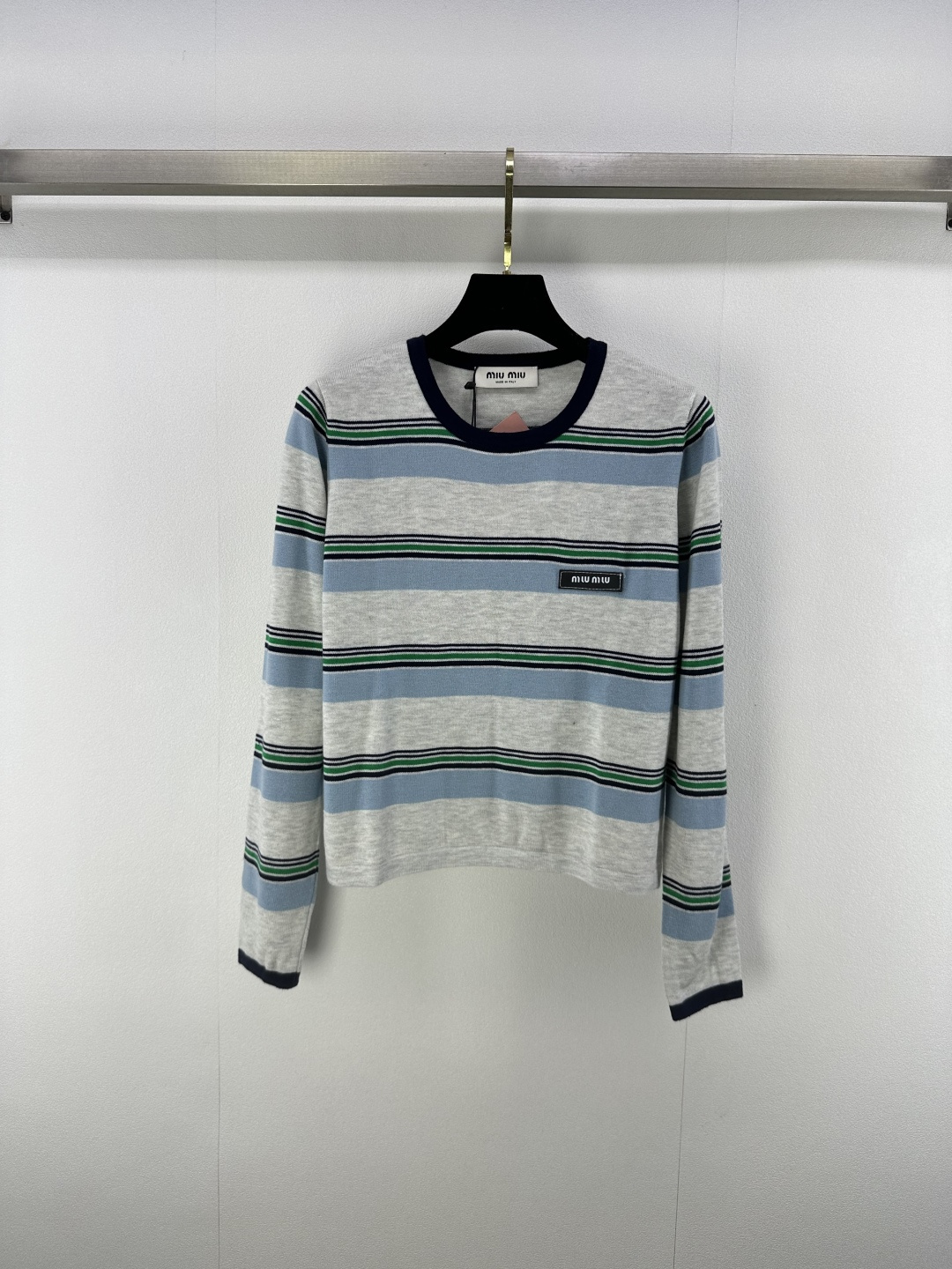 NO:464904,Miumi* new details, new knitted round neck long sleeves, round neck design, blue and white striped splicing design, classic letter logo embellishment, exquisite and fashionable and versatile, 1 color, 3 codes, SML, miumiu, alexander wang19860909Miumi*上新细节 秋季新款针织圆领长袖 圆领设计 蓝白条纹拼接设计 经典字母logo标点缀 精致时髦百搭  1色3码SML,,miumiu,alexander wang,Women's clothing