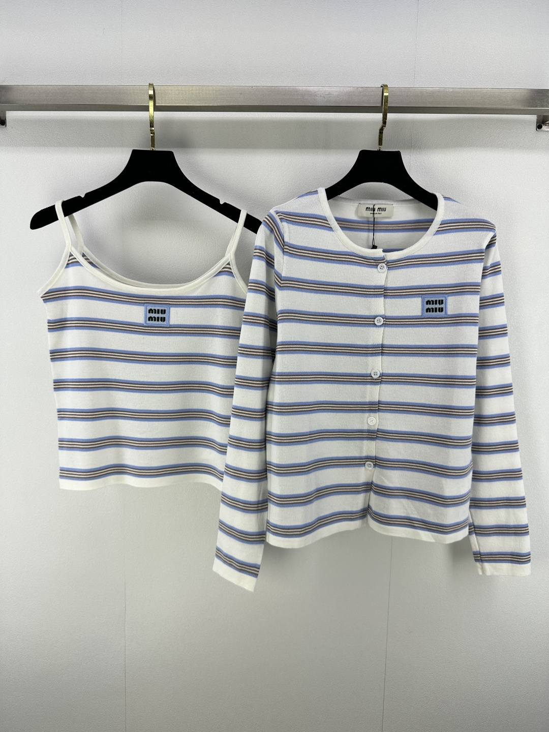 NO:466776,Miumi* New Details The latest two-piece set for autumn, suspender striped vest + round neck knit cardigan!  The embroidered logo is sexy and sweet. The autumn is refreshing and not stuffy. It is simple and energetic when going out on the street every day!  1 color 3 codes sML, miumiu, alexander wang19860909miumi*上新细节 秋季最新两件套套装 吊带条纹背心+圆领针织开衫！撞刺绣logo 性感不失甜美 秋日清爽不闷热,日常出街简单又具有活力！ 1色3码sML,,miumiu,alexander wang,Women's clothing