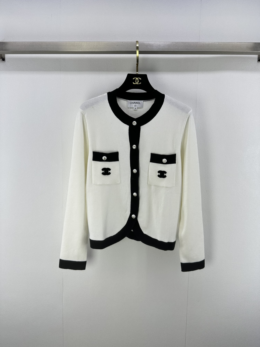 NO:464988,Chane* new details, new round neck contrasting cardigan in autumn and winter, two-pocket decoration, yb open mold logo hardware button embellishment, high-end fashionable and exquisite small fragrance style, versatile and not picky, 2 colors, 3 codes, SML, chanel, alexander wang19860909Chane*上新细节 秋冬新款圆领撞色开衫 两口袋装饰yb开模logo五金纽扣点缀 高级时髦精致小香风 百搭不挑人 2色3码SML,,chanel,alexander wang,Women's clothing