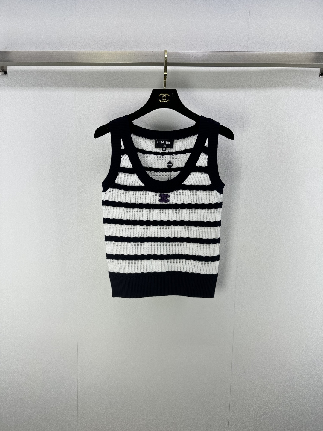 NO:464995,Chane* new details New striped vest in autumn and winter The striped design is simple and layered. The navy blue edges on the neckline and hem are very exquisite. The double C logo on the chest is the finishing touch. The knitted texture is delicate. It is very outstanding when worn alone or in the inner wear. Easy to get French elegant~ 1 color 3 size SML, chanel, alexander wang19860909Chane*上新细节 秋冬新款条纹背心 条纹设计简约又有层次感 领口和下摆的藏青边很精致 胸前双C标志点睛 针织质感细腻 单穿或内搭都很出彩 轻松get法式优雅～ 1色3码SML,,chanel,alexander wang,Women's clothing