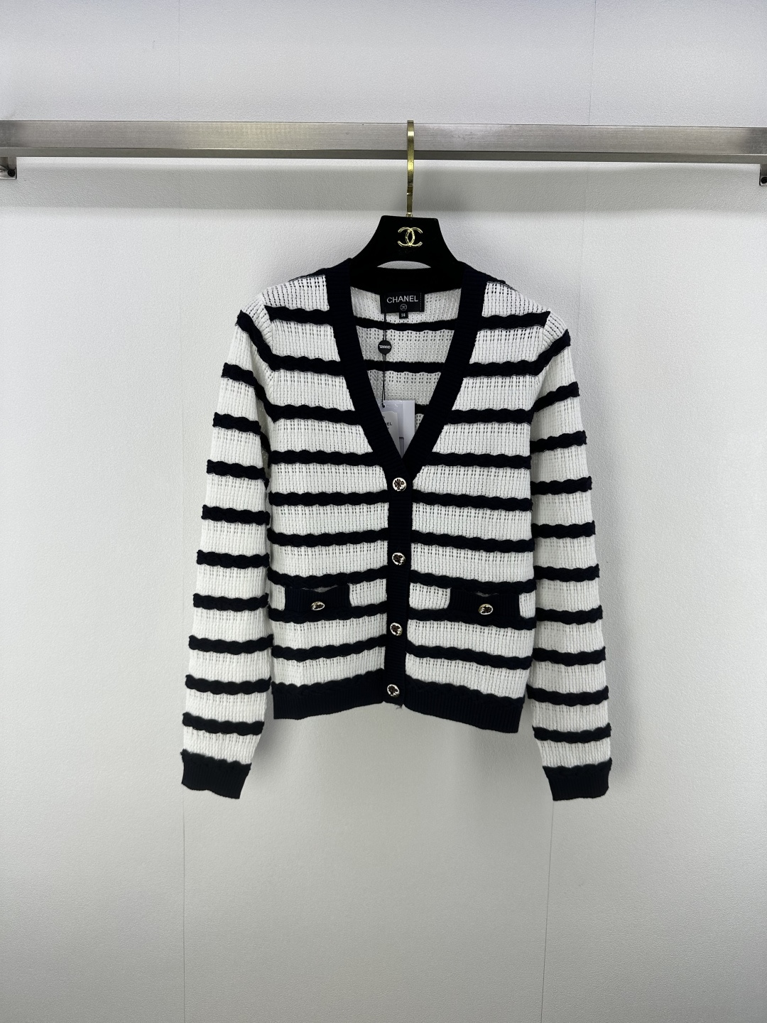 NO:465001,Chane* new details New autumn and winter new striped V-neck cardigan long sleeve classic black and white stripes never out of date. V-neck design shows small face. Metal buttons are exquisite and eye-catching. Double pockets are practical and decorative. The knitted texture is delicate and easy to wear. French elegance. Daily matching is super worry-free~ 1 color 3 SML, chanel, alexander wang19860909Chane*上新细节 秋冬新款条纹v领开衫长袖经典黑白条纹永不过时 V领设计显脸小 金属纽扣精致亮眼 双口袋实用又具装饰性 针织纹理细腻 轻松穿出法式优雅 日常搭配超省心～ 1色3码SML,,chanel,alexander wang,Women's clothing