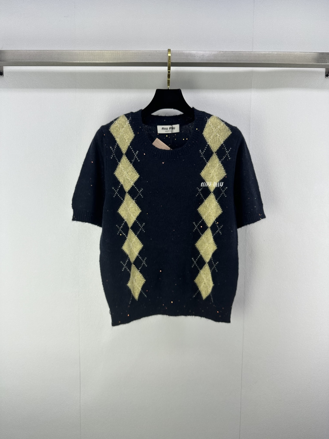 NO:469699,Miumi* new details, new autumn diamond beads knitted short sleeves, customized YB wool mohair yarn, fine density knitted, clear wool texture, comfortable and skin-friendly, round neck shoulder knitted short sleeve cut, from both sides of the shoulder to the hem, positioning and distribution of multi-color diamond staggered patterns, threads of the neck hem, full of elasticity, rich color matching and incorporating beads, clear layers, style to accommodate body, age-reducing fashionable outfits, 3 colors and 3 codes, SML, miumiu, T-shirt, alexander wang19860909Miumi*上新细节 秋季新品菱格珠片针织短袖 定制YB羊毛马海毛纱线织造 密度细针织造 清晰毛感肌理 舒适亲肤 圆领正肩针织短袖剪裁 自肩膀两侧向衣摆 定位分布多色菱格交错图案 领袖口衣摆螺纹收边 弹力十足 配色丰富融入珠片 层次分明 版型包容身材 穿搭减龄时髦 3色3码SML,,miumiu,T-shirt,alexander wang,Women's clothing