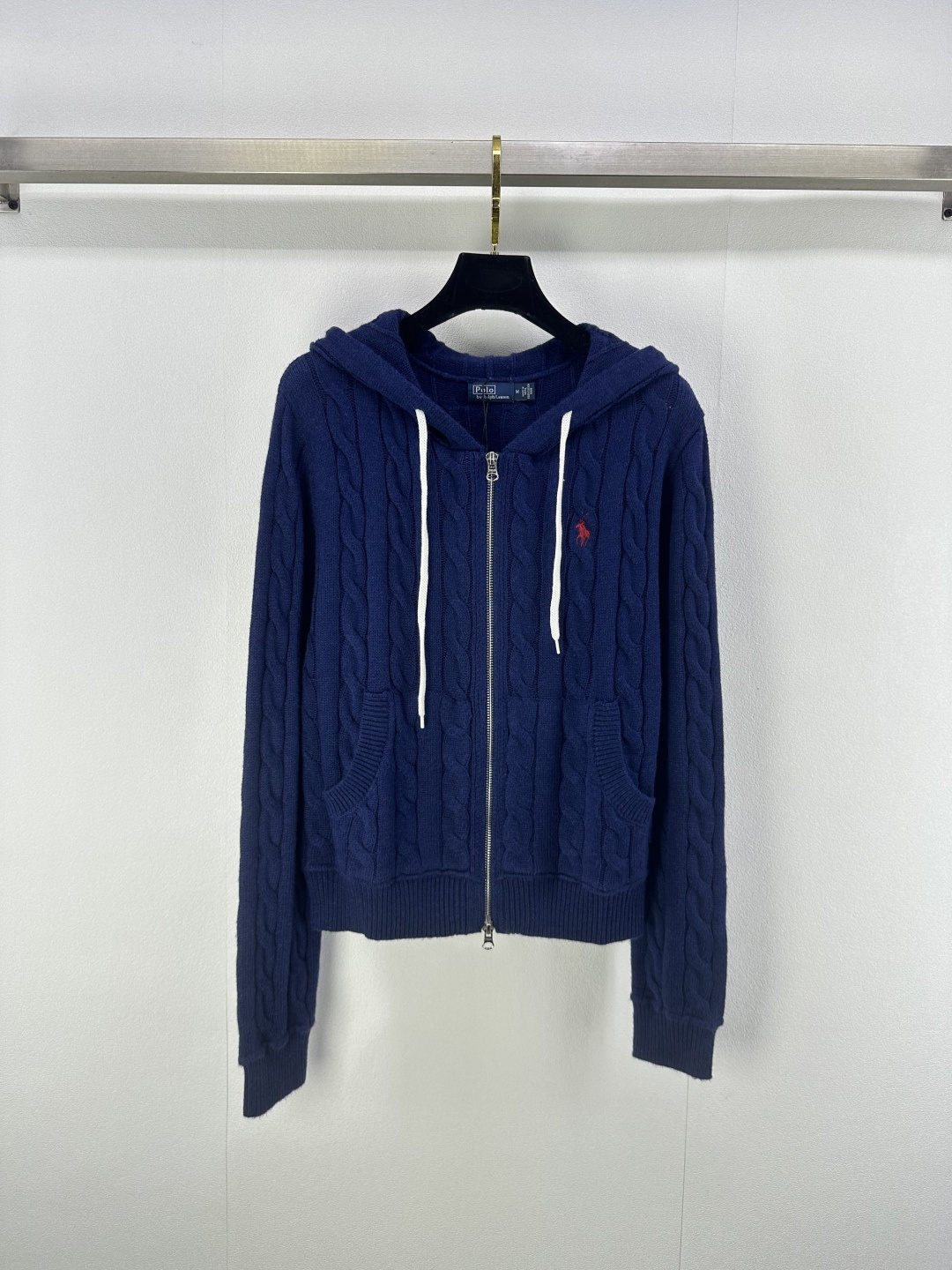 NO:469704,RL * New details New autumn and winter American college style pony embroidered cork needle hooded cardigan long sleeves!  Original custom-made rope weaving method. Pony embroidery design on the chest, temperament, age-reducing girlish style, versatile and fashionable!  The classic style is not picky about people and looks slim and high-end!  Highly recommend a must-have item!  4 color 3 code SML, hats, alexander wang19860909RL * 上新细节 秋冬新品美式学院风小马刺绣绞花针连帽开衫长袖！原版定制绞花织法.胸前小马刺绣设计,气质减龄少女风 百搭时髦！经典版型不挑人上身显瘦又高级！强烈推荐必入单品！ 4色3码SML,,hats,alexander wang,Women's clothing