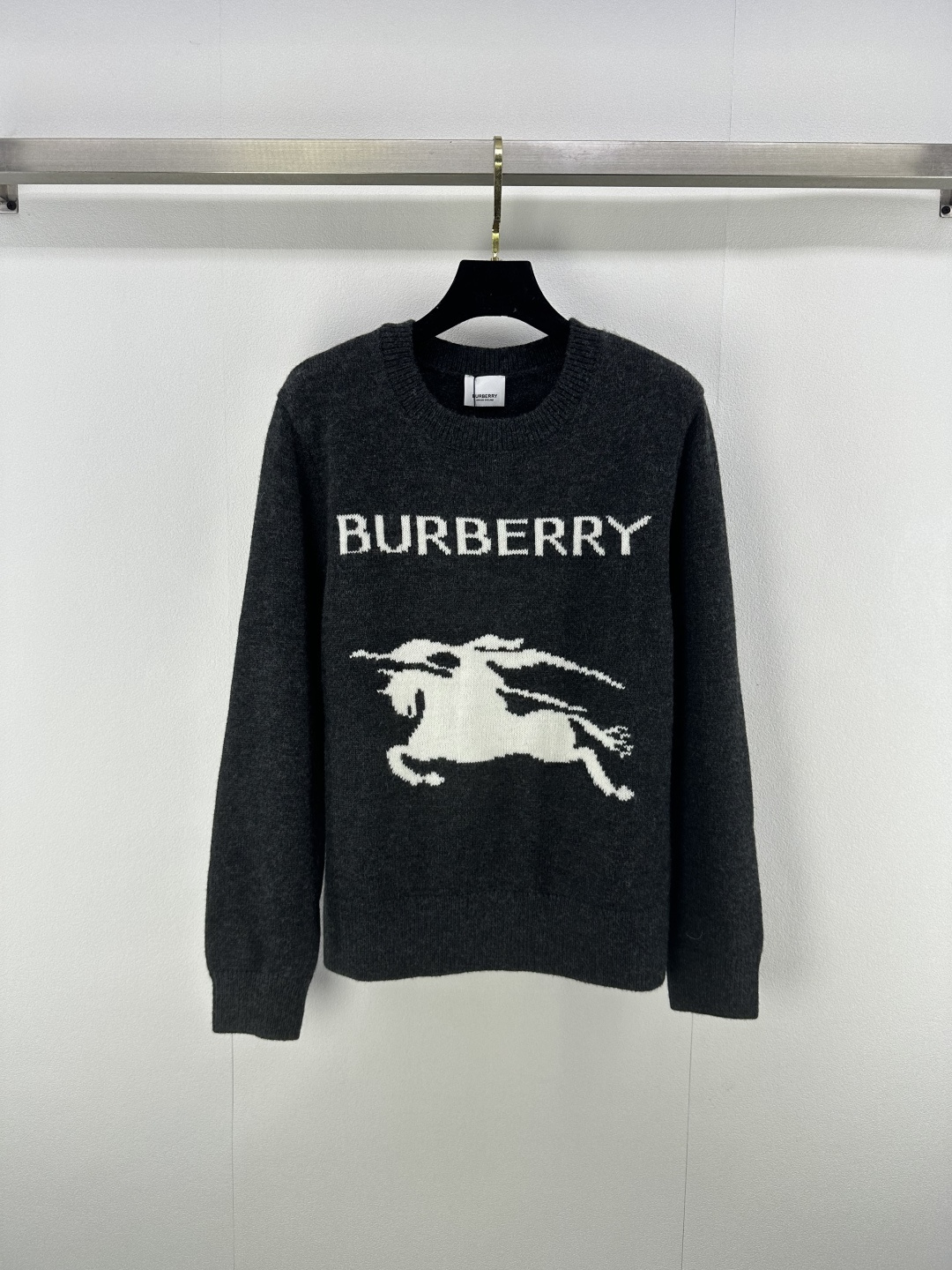 NO:469710,Burberr* new details, autumn new knitted round neck war horse pullover long sleeves, classic brand letter logo knight war horse contrast jacquard decoration, simple, fashionable, classic casual and versatile 4 colors 3 codes SML, burberry, alexander wang19860909Burberr*上新细节 秋季新款针织圆领战马套头长袖 经典品牌字母logo骑士战马撞色提花装饰 简约 时髦经典休闲百搭 4色3码SML,,burberry,alexander wang,Women's clothing