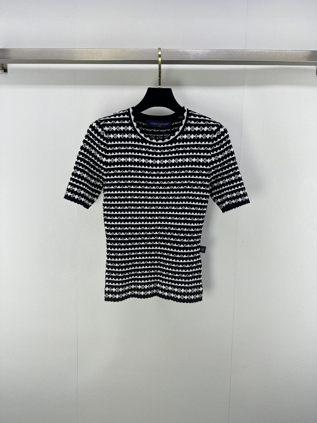 NO:469713,New details on LV. The new autumn style of classic presbyterian fan-shaped contrasting striped short sleeves. The hem logo logo decoration. Fashionable and high-end feel is full of style. Elastic and elastic and tighter make it more refined. The outfit is loose and inclusive. The body is full of slack tone. The light and luxurious tone is highlighted. The single wear can be worn and layered. The four seasons are fashionable. 1 color and 3 size SML,,louis vuitton,T-shirt,alexander wang19860909LV上新细节 秋季新款经典老花扇形撞色条纹短袖 下摆logo徽标装饰 时尚高级感洋气十足 弹性松紧更显精致 穿搭显瘦 版型宽松包容身材 尽显松弛调性 凸显轻奢时髦气质 单穿叠穿均可 四季时尚穿搭 1色3码SML,,louis vuitton,T-shirt,alexander wang,Women's clothing