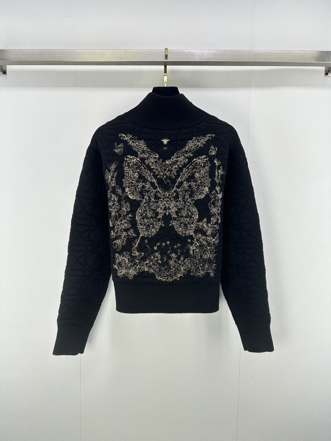 NO:471448,With dust bag Dio * New details New diamond-shaped stand-alone down embroidered butterfly zipper cardigan Customized YB imported windproof and waterproof nylon material Restored craftsmanship Upgraded material Improved autumn and winter cold protection function Down cotton filling inner body Lightweight and warm Zipper placket adjustment Rich and practical design Show low-key and high-end feel The cuff elastic thread fits better, decorate details to successfully show quality Get rid of dullness Integrate warmth and fashionable 2 colors 3 codes SML,,dior, down jacket,alexander wang19860909配防尘袋Dio *上新细节 秋冬新款菱格立领羽绒刺绣蝴蝶拉链开衫 定制YB进口防风防水尼龙材质 其工艺还原 升级材质 提升秋冬御寒功能 羽绒棉填充内里 整件轻盈保暖 拉链开襟调节 通体采用菱格压纹 设计丰富实用 彰显低调高级感 袖口弹力螺纹 贴合包裹性更好 装点细节就能成功展现品质 摆脱沉闷 集保暖与时髦一体 2色3码SML,,dior,down jacket,alexander wang,Women's clothing