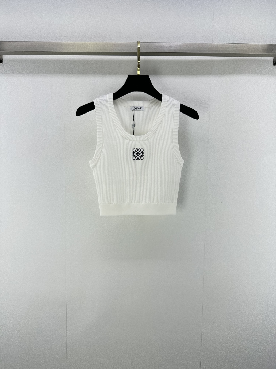 NO:469717,Loew* new details, new autumn embroidery logo pattern casual short base vest, a super versatile vest, high-quality fabric texture, strong resilience, invincible inclusiveness and comfort, unique figure, simple contrasting embroidery logo LOGO 2 color 3 code SML,,loewe,alexander wang19860909Loew*上新细节 秋季新款刺绣logo图案休闲短款打底背心 超百搭的一款背心 面料质感高级 回弹性强 包容性及舒适度真的无敌 显身材一绝的 简约撞色刺绣标志LOGO 2色3码SML,,loewe,alexander wang,Women's clothing