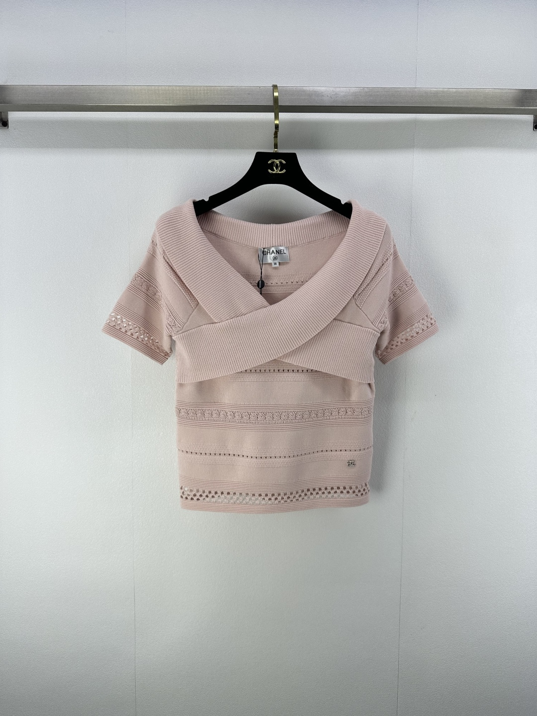 NO:469723,Chane* new details, the new knitted one-shoulder short sleeves in early autumn, crossed small V-neck, off-shoulder design is fashionable and fashionable, soft and glutinous, and the upper body looks slim and versatile. The design is very unique!  2 color 3 code SML, chanel, T-shirt, alexander wang19860909Chane*上新细节 早秋新款针织一字肩短袖 交叉小v领口 露肩设计时髦洋气 手感软糯 上身显瘦又百搭 设计非常独特！ 2色3码SML,,chanel,T-shirt,alexander wang,Women's clothing