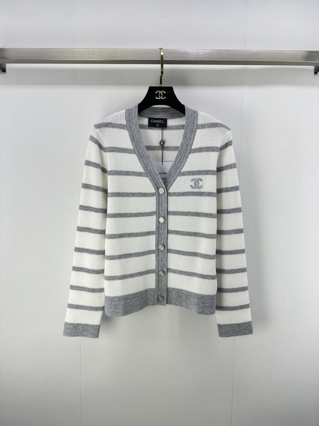 NO:471439,Chane* New Details New Striped Knitted V-neck Long Sleeve Cardigan in Early Autumn!  Custom imported yarn weaving, soft and skin-friendly, comfortable and stylish, striped V-neck cardigan style, neckline adjustment can properly reveal the skin, beautify the proportion of head and shoulders, make the scale of large body stripes, embroidered logo decoration on chest, strong retro style, elastic slim fit style highlights the figure, playful, age-reducing, and easy to control during daily travel or party!  2 colors 3 codes SML, chanel, alexander wang19860909Chane*上新细节 早秋新款条纹针织V领长袖开衫！定制进口纱线织造 柔软亲肤 舒适有型 条纹V领开衫版型 领口开襟调节可恰当露肤 美化头肩比例更显瘦 大身条纹碰撞 胸前字母刺绣徽标装饰 复古风格强烈 弹力修身版型突显身材 俏皮减龄显白 日常出行或聚会轻松驾驭！ 2色3码SML,,chanel,alexander wang,Women's clothing