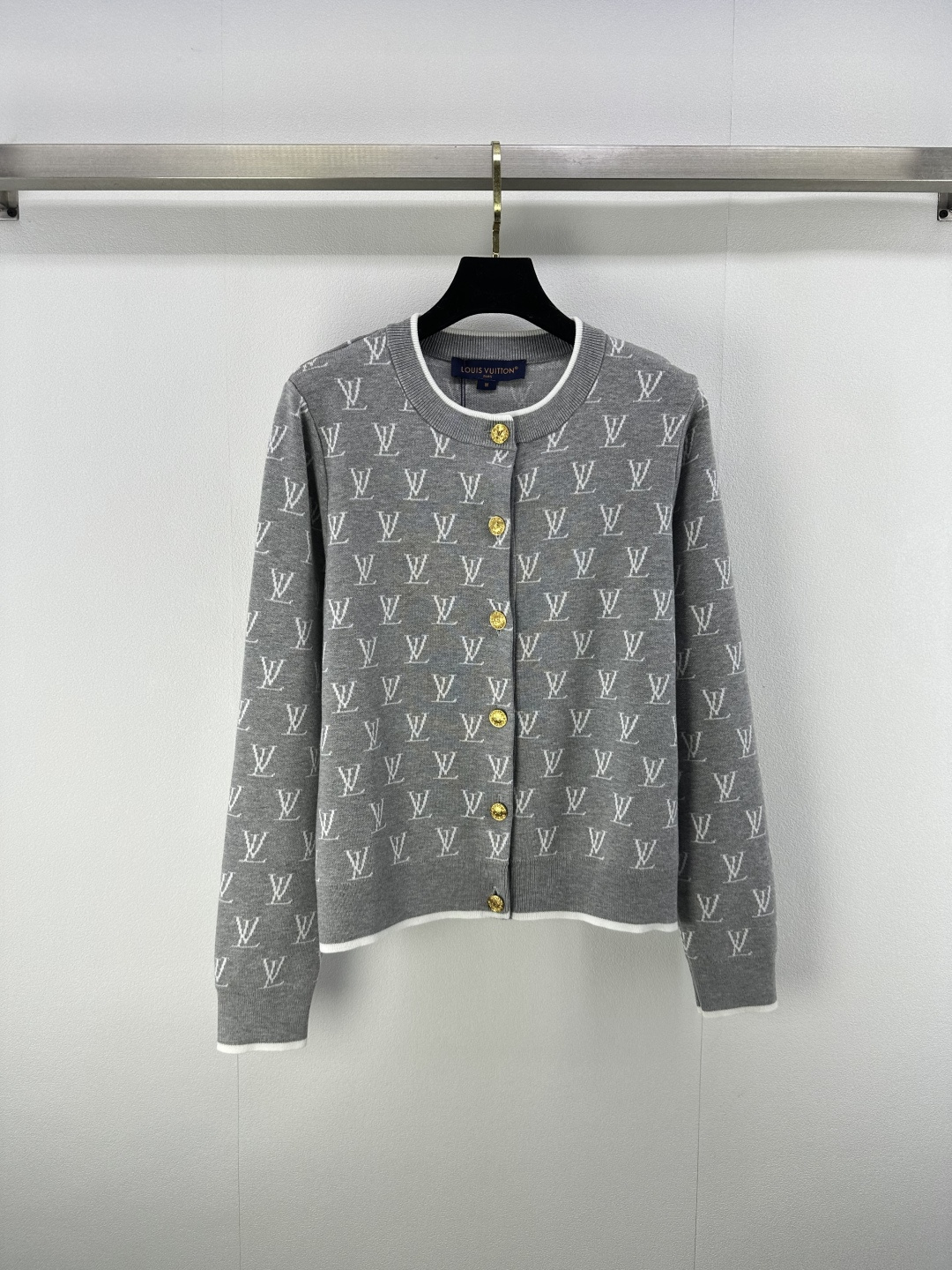 NO:471493,Lv *New details New autumn and winter round neck full-print cardigan!  Customized wool knitted material, comfortable and stylish, soft and elastic cardigan cut, neckline cuffs, threaded edge-closing, elastic and comfortable, illuminating the overall shape, ready-to-wear brand letters full of jacquard, classic and versatile, regular style, the upper body shows style and style!  2 color 3 code SML, louis vuitton, alexander wang19860909Lv *上新细节 秋冬新款圆领满印开衫！定制羊毛针织材质 舒适有型 柔软弹力开衫剪裁 领口袖口螺纹收边弹力舒适 点亮整体造型 成衣品牌字母提花满印 经典百搭洋气 常规版型 上身尽显格调与风范！ 2色3码SML,,louis vuitton,alexander wang,Women's clothing