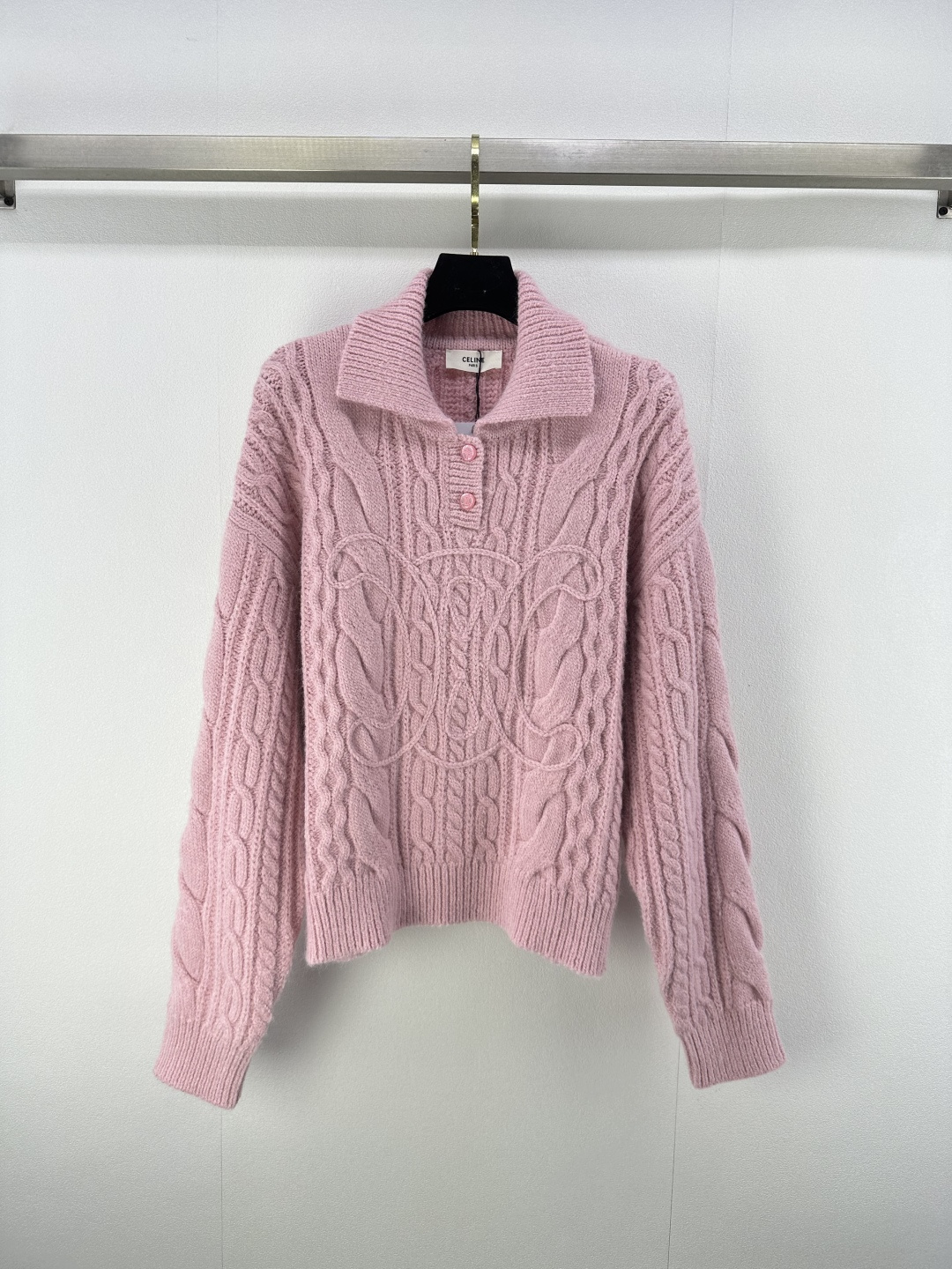 NO:469744,Celin* new details, new knitted lapel half-pallet pullover long sleeves, twisted string craftsmanship, three-dimensional logo pattern decoration, yb open mold logo button embellishment, high-end fashionable, exquisite and versatile 2 colors, 3 codes, SML, celine, alexander wang19860909Celin*上新细节 秋冬新款针织翻领半开襟套头长袖 麻花纽绳工艺 立体logo图案装饰 yb开模logo纽扣点缀 高级时髦精致百搭 2色3码SML,,celine,alexander wang,Women's clothing